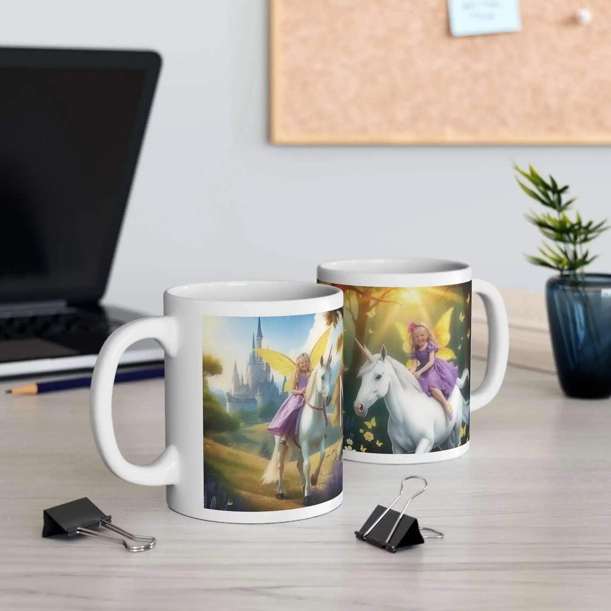Geschenk-Heldenträume und Feenwunder-Kindertraum auf Frühstückstasse im Büro mit Pflanzen und Bürobedarf.