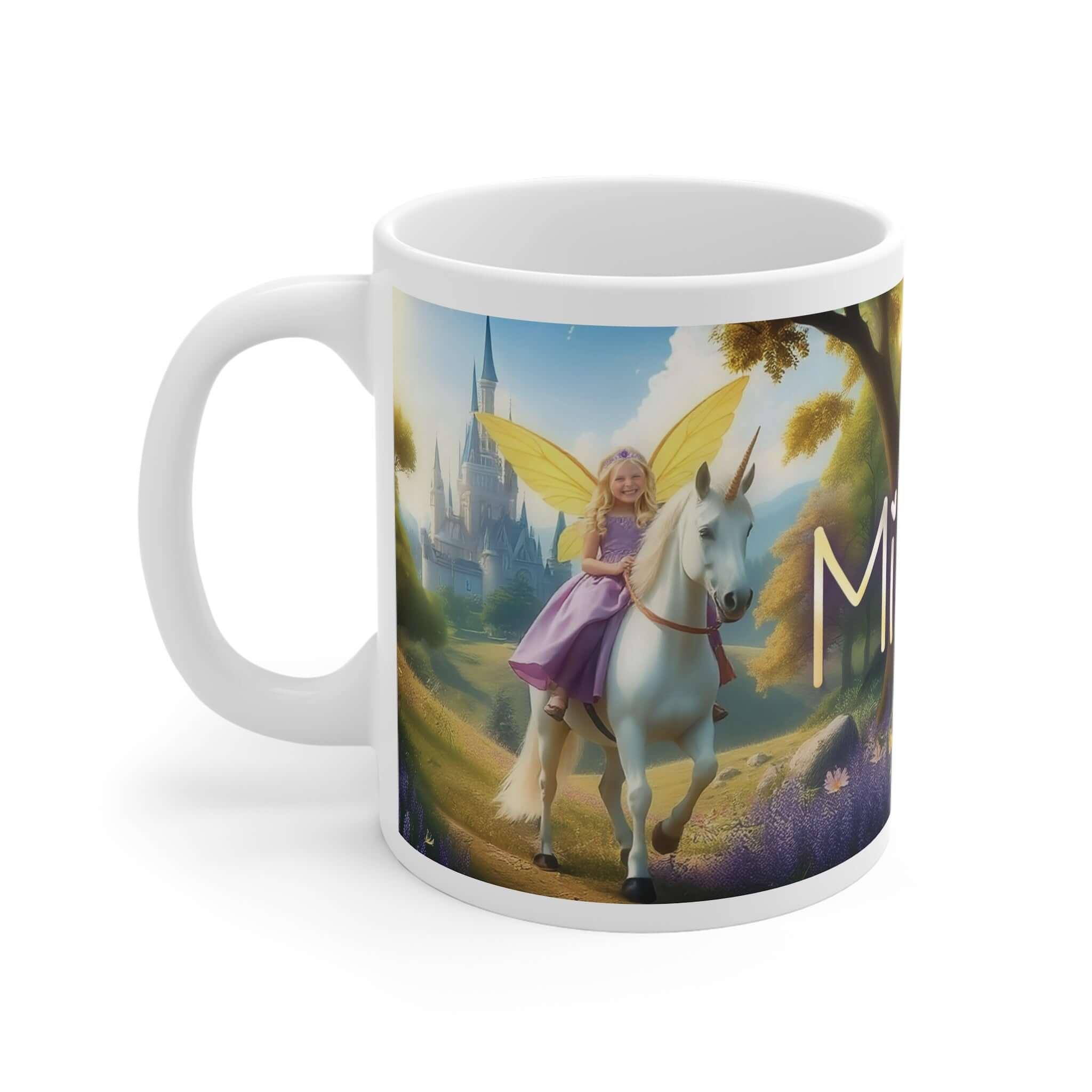 Weiße Tasse mit Motiv: Mädchen mit Feenflügeln reitet Einhorn vor Märchenschloss im Wald