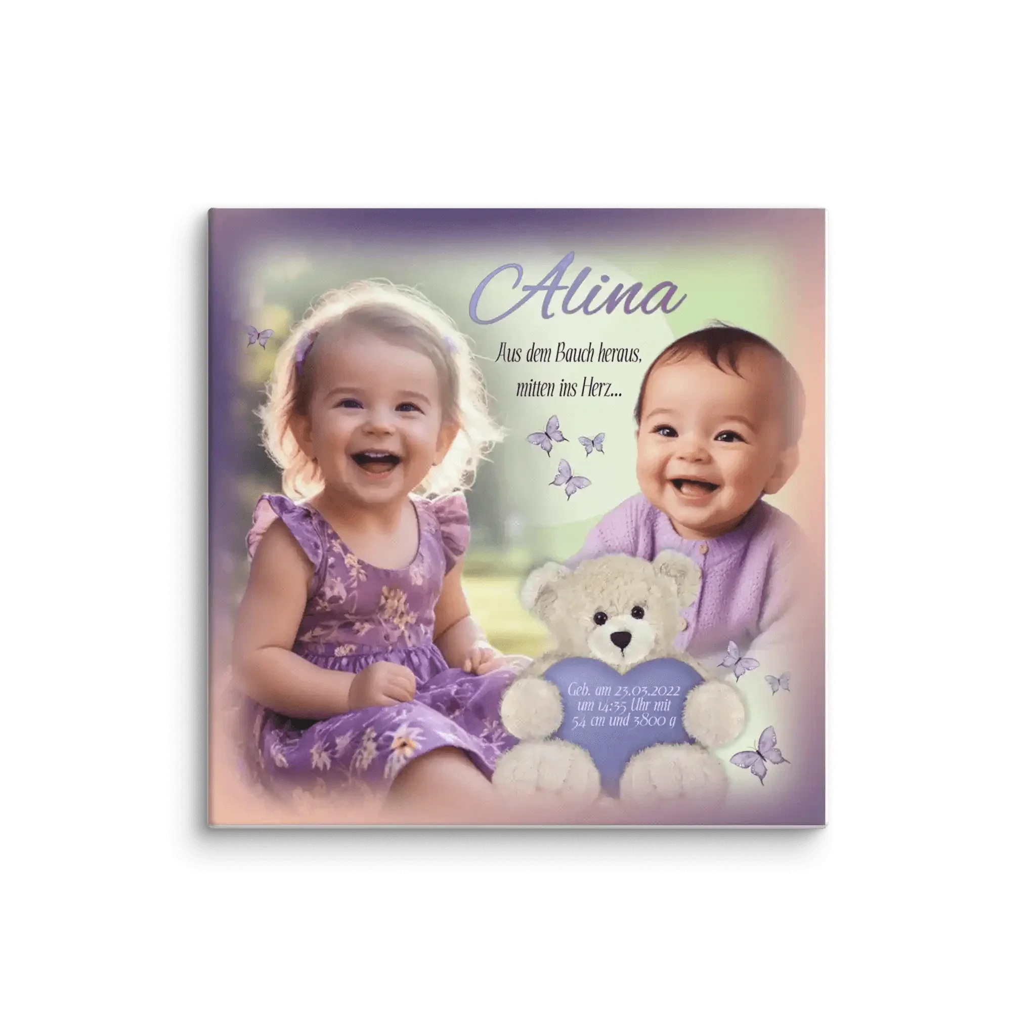 Personalisierte Leinwand mit zwei Mädchen, Kuscheltier, Schmetterlingen und Tauftext.