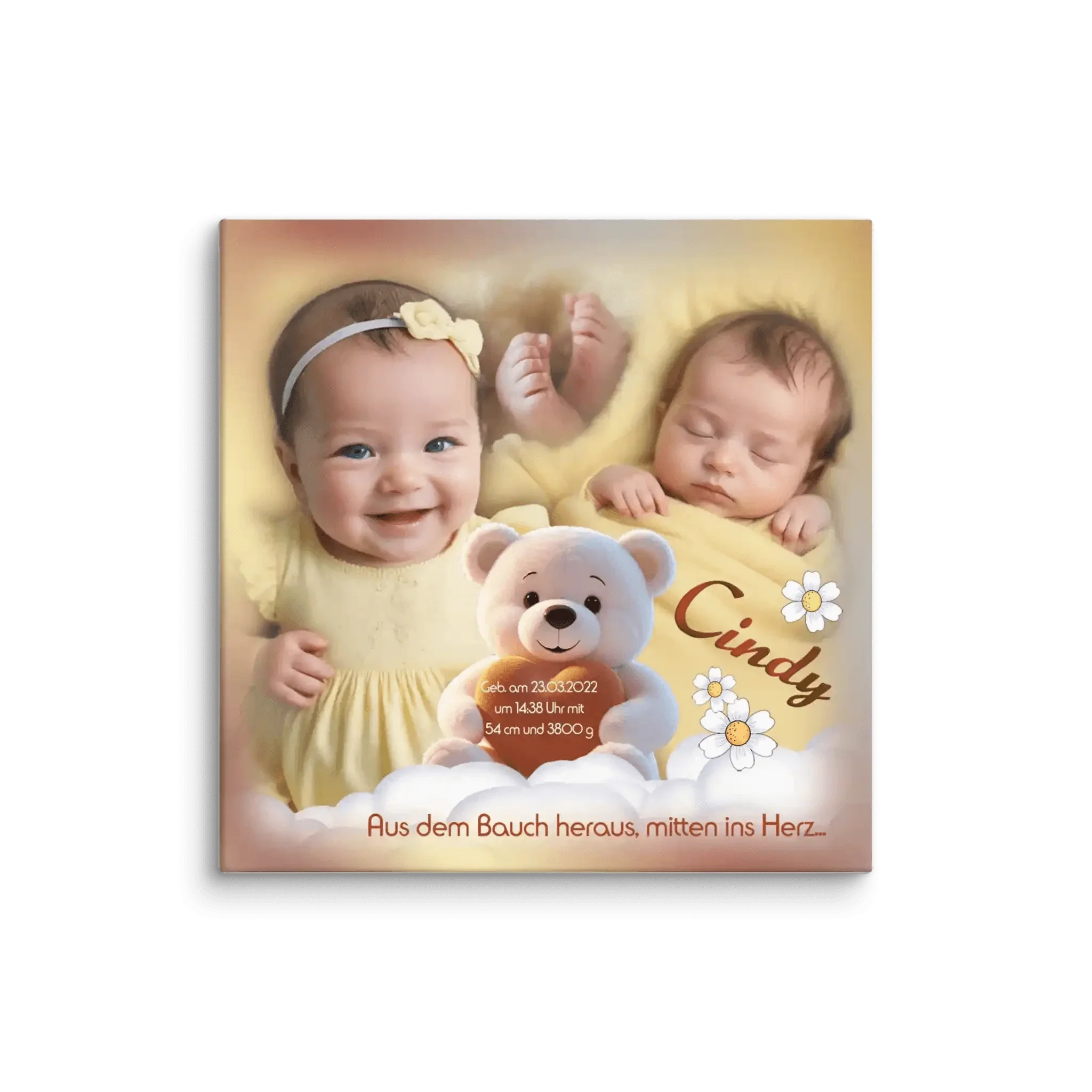 Personalisierte Geburts- und Taufleinwand mit Babyfoto, Teddybär, Blumen und Geburtsdaten.