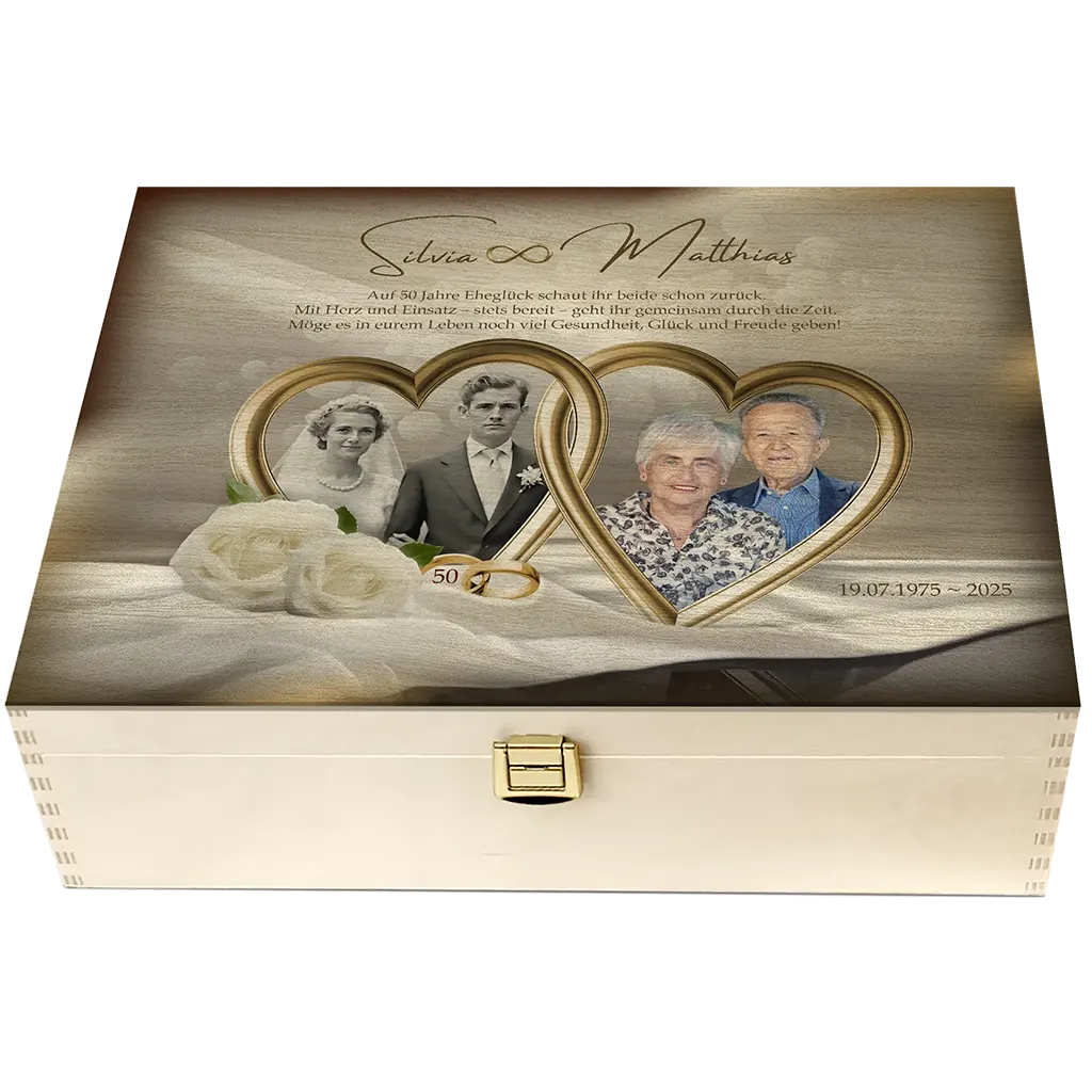 Personalisierte Holzbox zur goldenen Hochzeit mit Fotos, goldenen Herzen und weißen Rosen