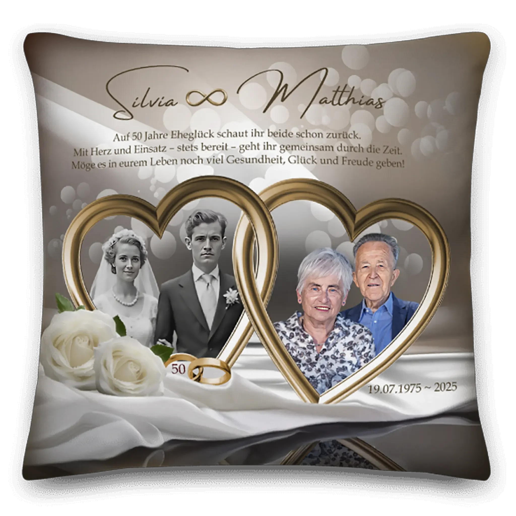 Personalisierte Kissen zur goldenen Hochzeit mit Fotos, goldenen Herzrahmen und weißen Rosen.