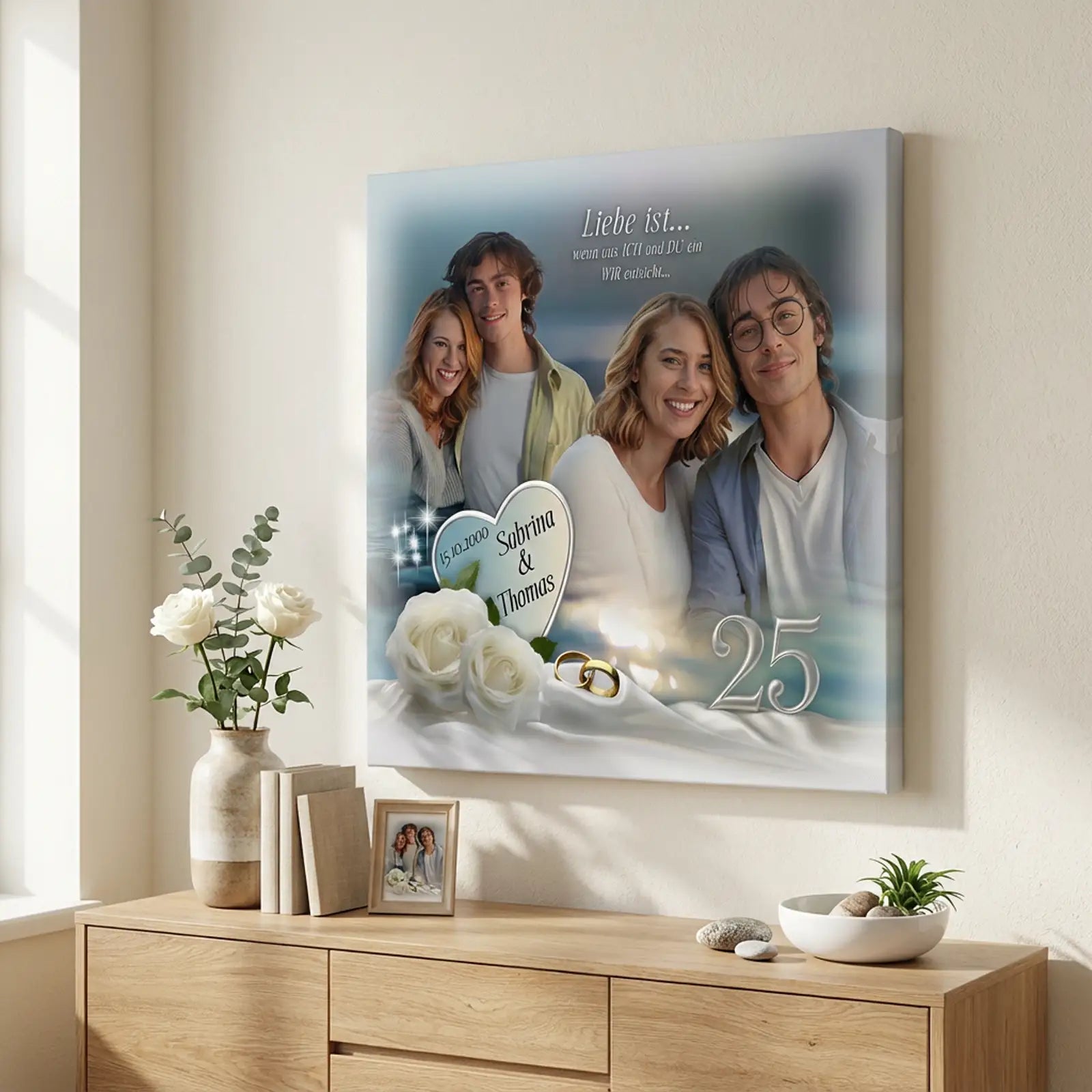 Personalisierte Leinwand zur Silberhochzeit mit Brautpaar, Blumen und Glückwunschtext.