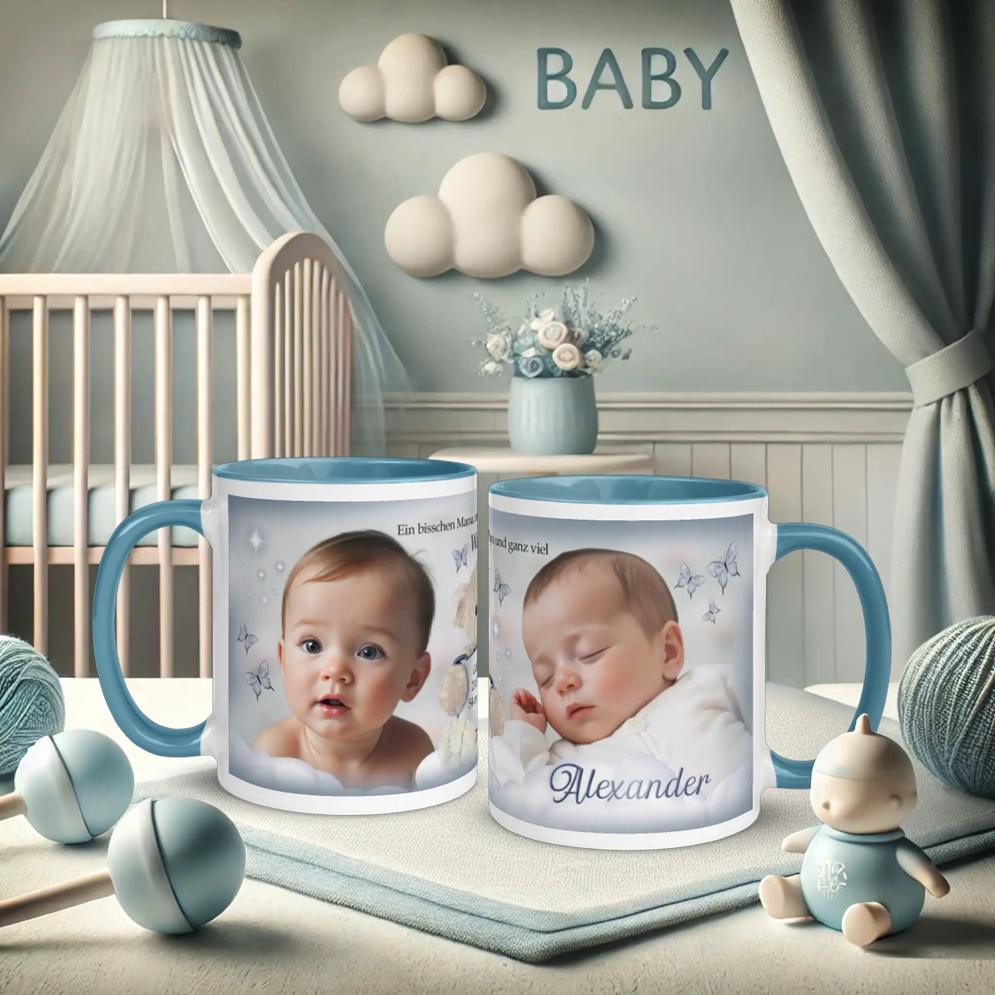 Personalisierte blaue Tasse mit Babyfoto und Name Alexander im Babyzimmer als Geschenk zur Geburt