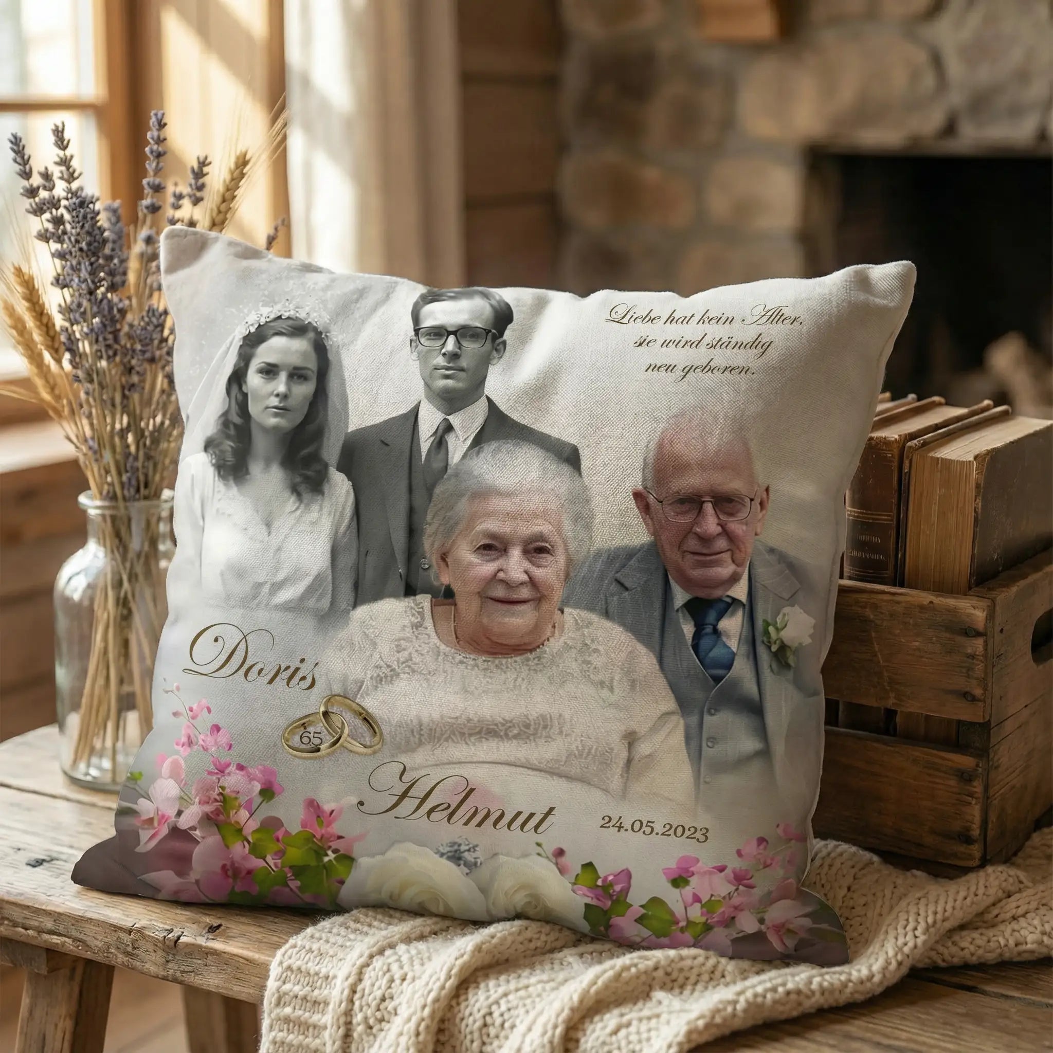 Personalisierte Kissen zur eisernen Hochzeit mit Fotos älteres Ehepaar auf elegantem Sessel