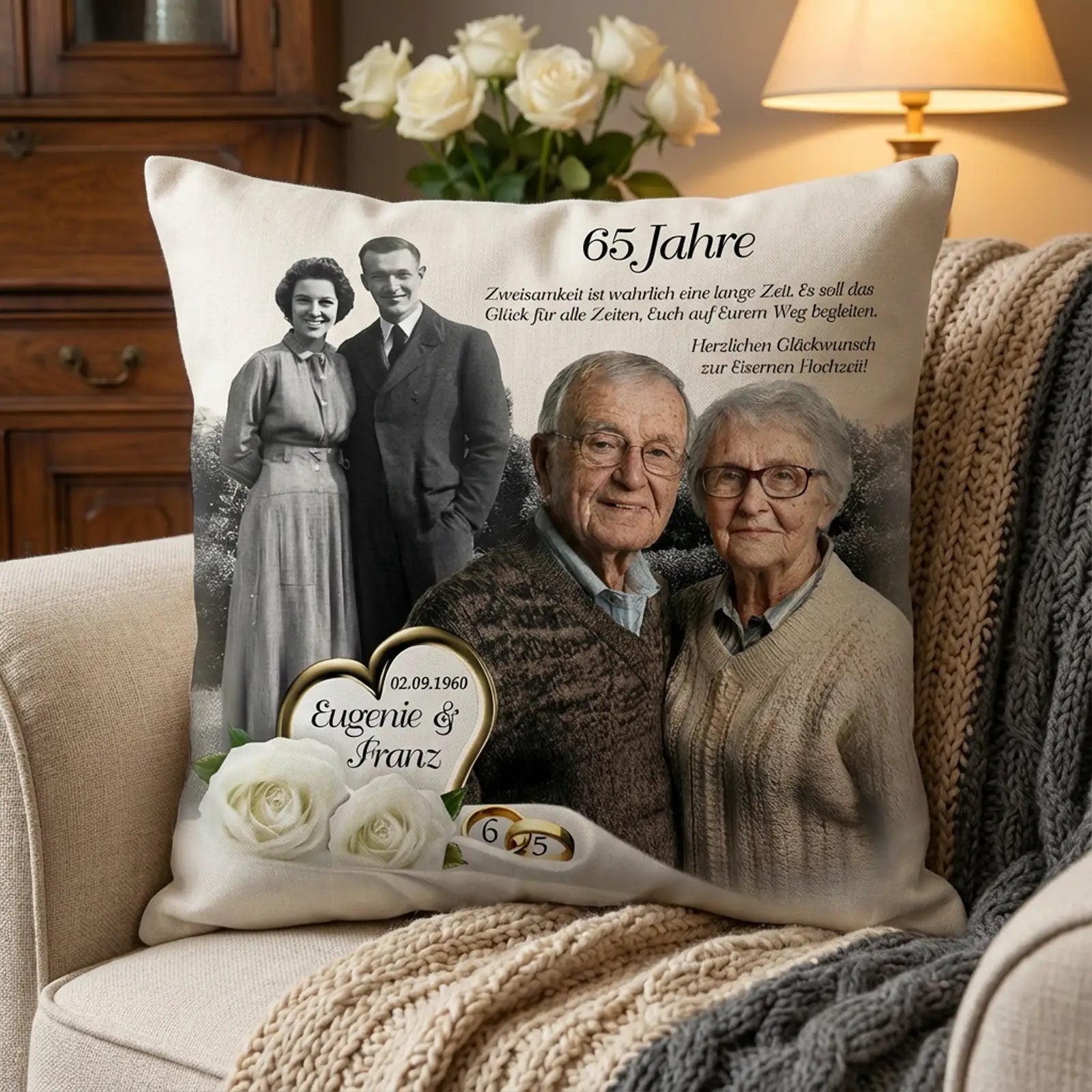 Personalisierte Kissen zur eisernen Hochzeit mit Ehepaar Fotos, Herzmotiv und Blumen auf Sessel