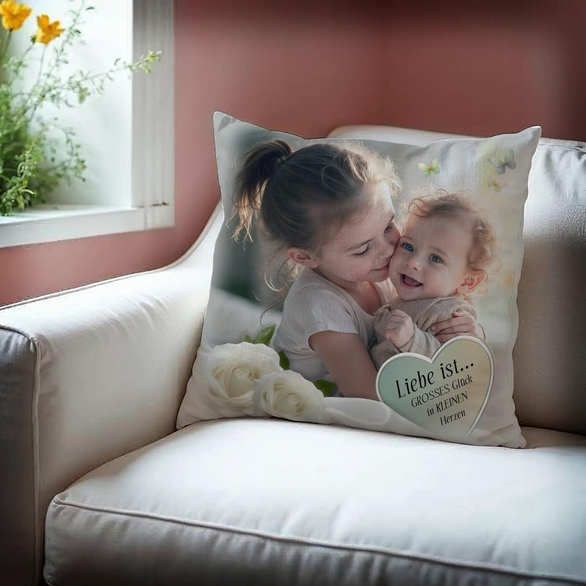 Personalisierte Fotokissen mit Kindern, Spruch Liebe ist, Couch Deko, weiße Rosen