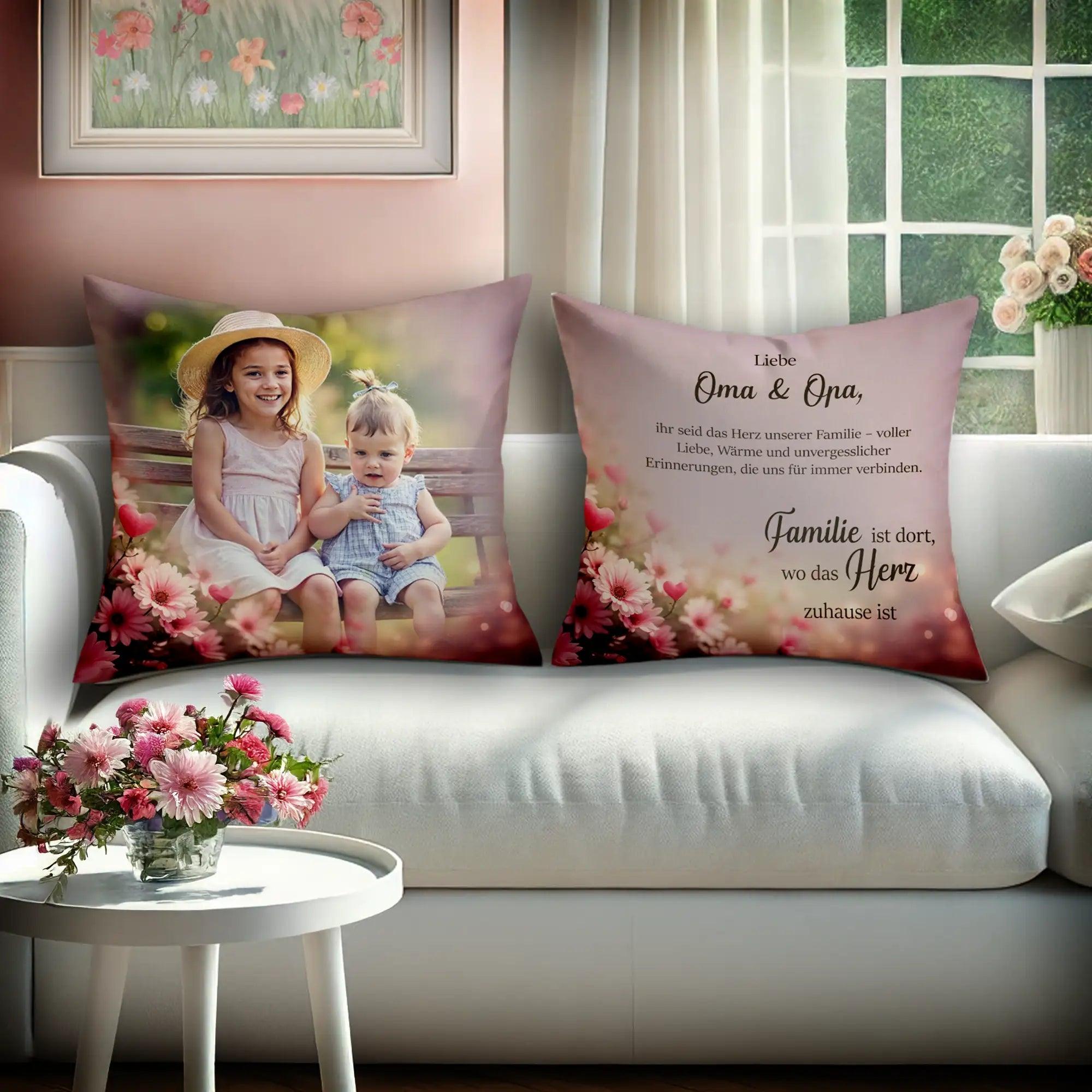 Personalisierte Kissen mit Foto von zwei Kindern und Familienspruch auf Sofa, Muttertagsgeschenk