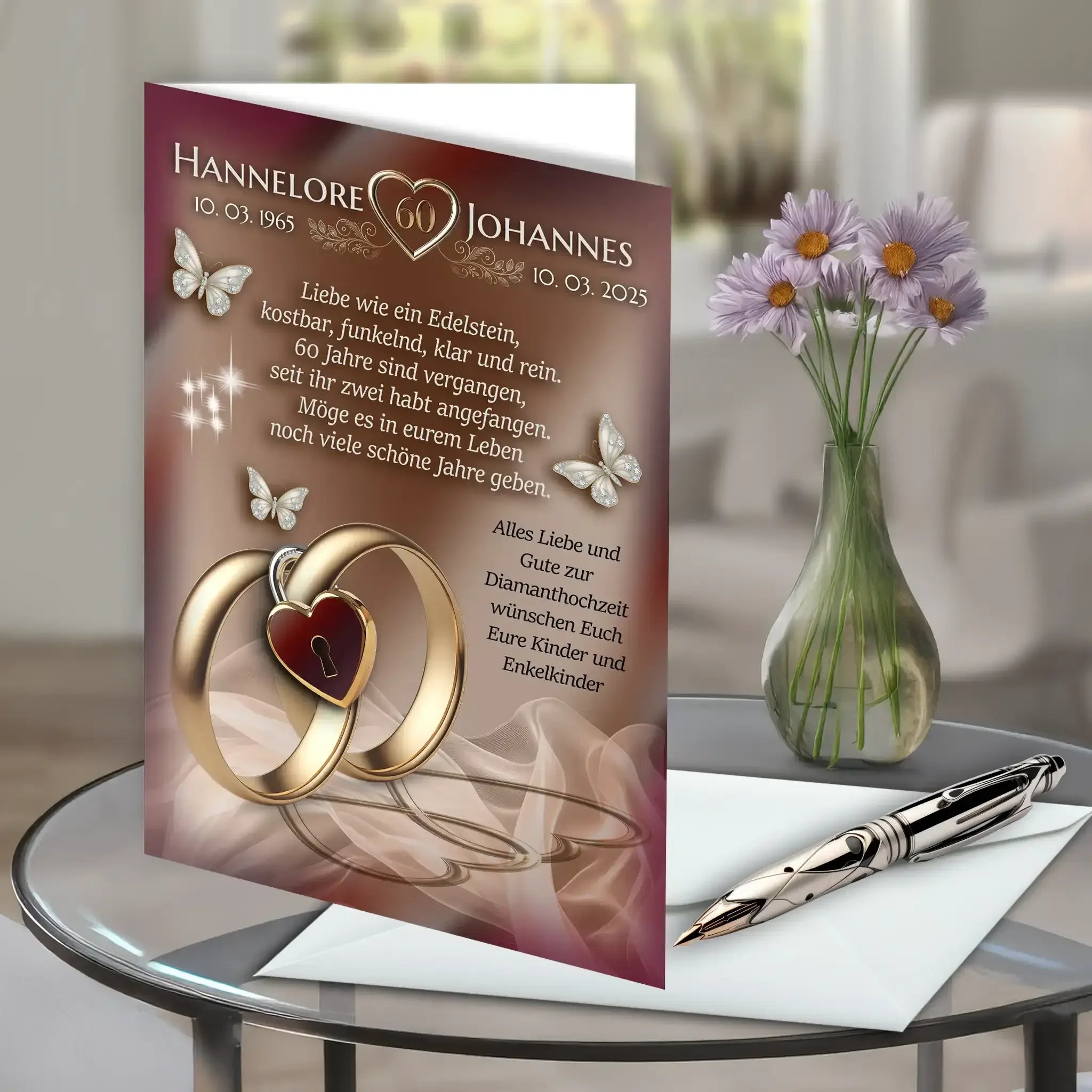 Diamantene Hochzeit Karte mit goldenen Ringen, Schmetterlingen auf Glastisch, Vase mit Blumen