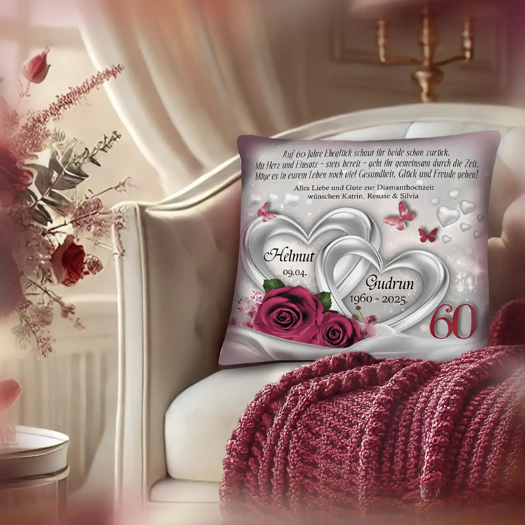 Personalisiertes Diamanthochzeit Kissen mit Rosen, Herzen und Jubiläumstext auf Sessel