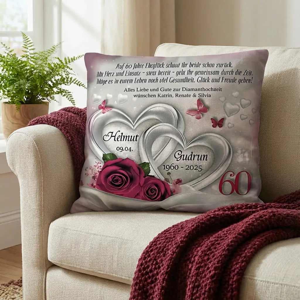 Personalisiertes Diamanthochzeit Kissen mit Rosen, Herzen und Jubiläumstext auf Sessel