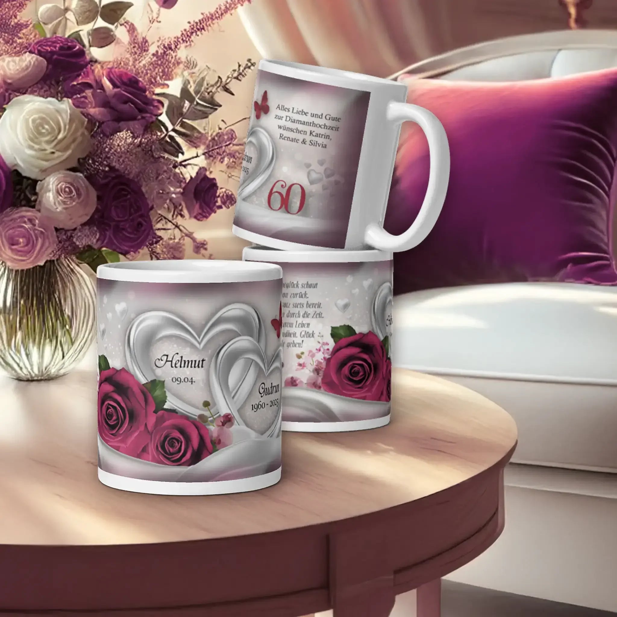 Tassen zur Diamanthochzeit mit Herzmotiv und Rosen auf Holztisch, Blumenstrauß im Hintergrund