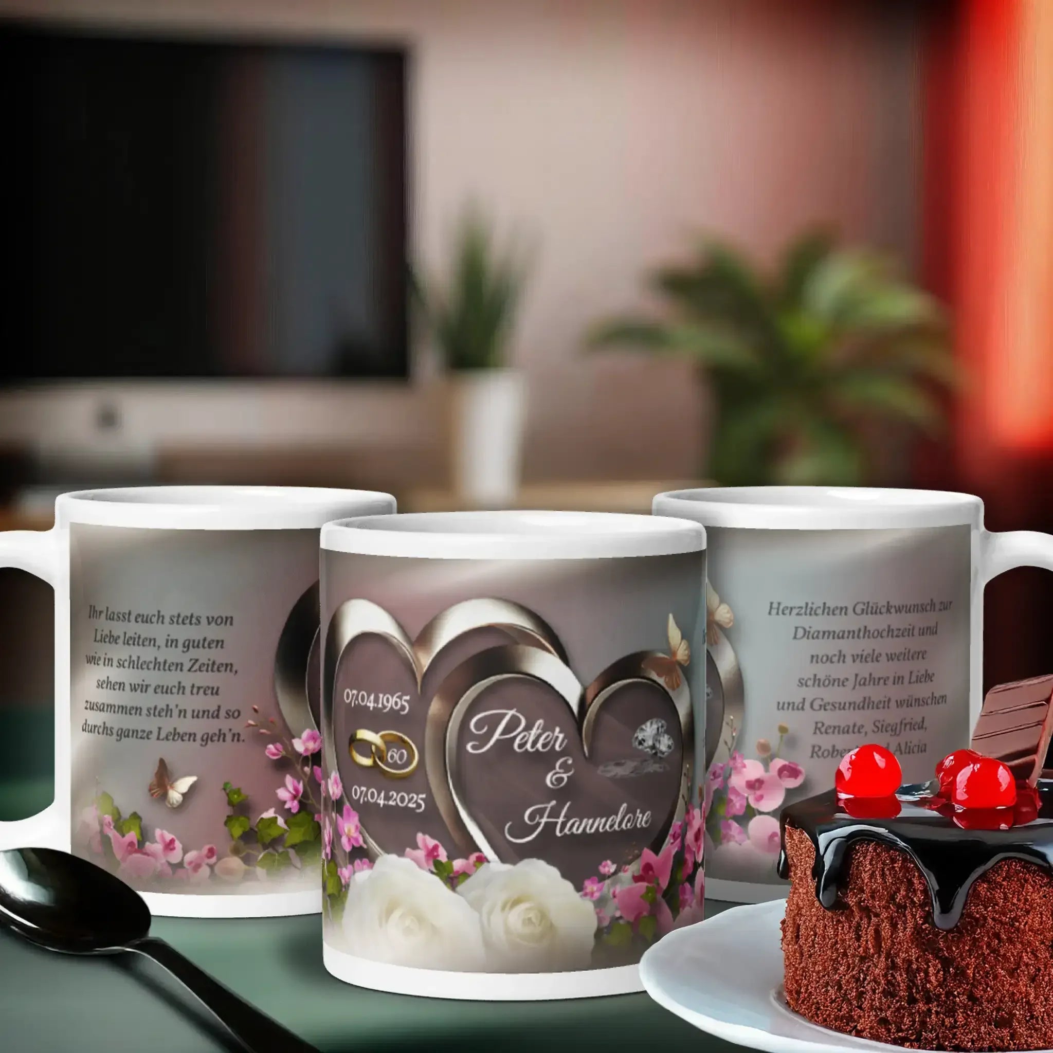 Personalisierte Diamanthochzeit Tassen mit Herzmotiv, Namen, Blumen und Jubiläumsdaten auf Tisch