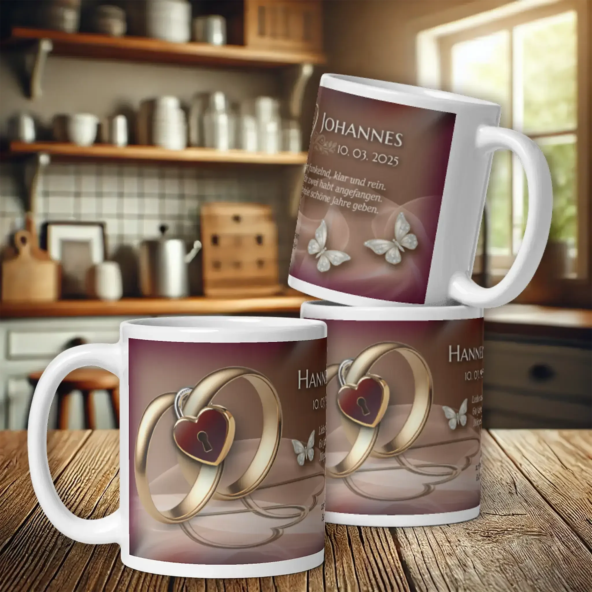 Diamanthochzeit Tasse mit goldenen Ringen, Herzschloss und Schmetterlingen auf Holztisch in Küche