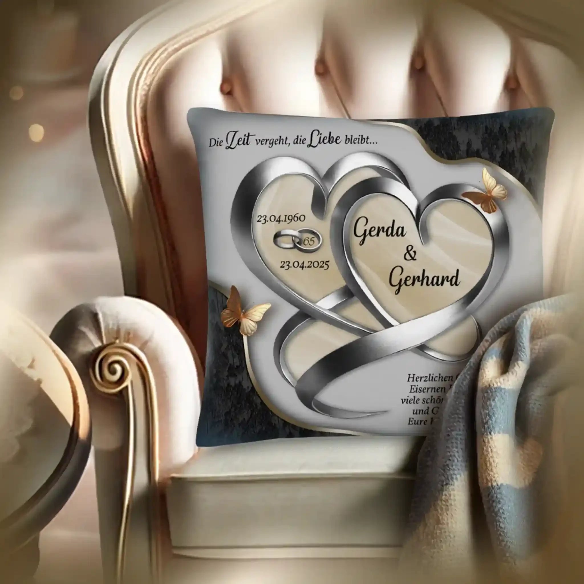 Personalisierte Kissen zur Eisenhochzeit mit Herzen, Schmetterlingen und Namensaufdruck auf Sessel