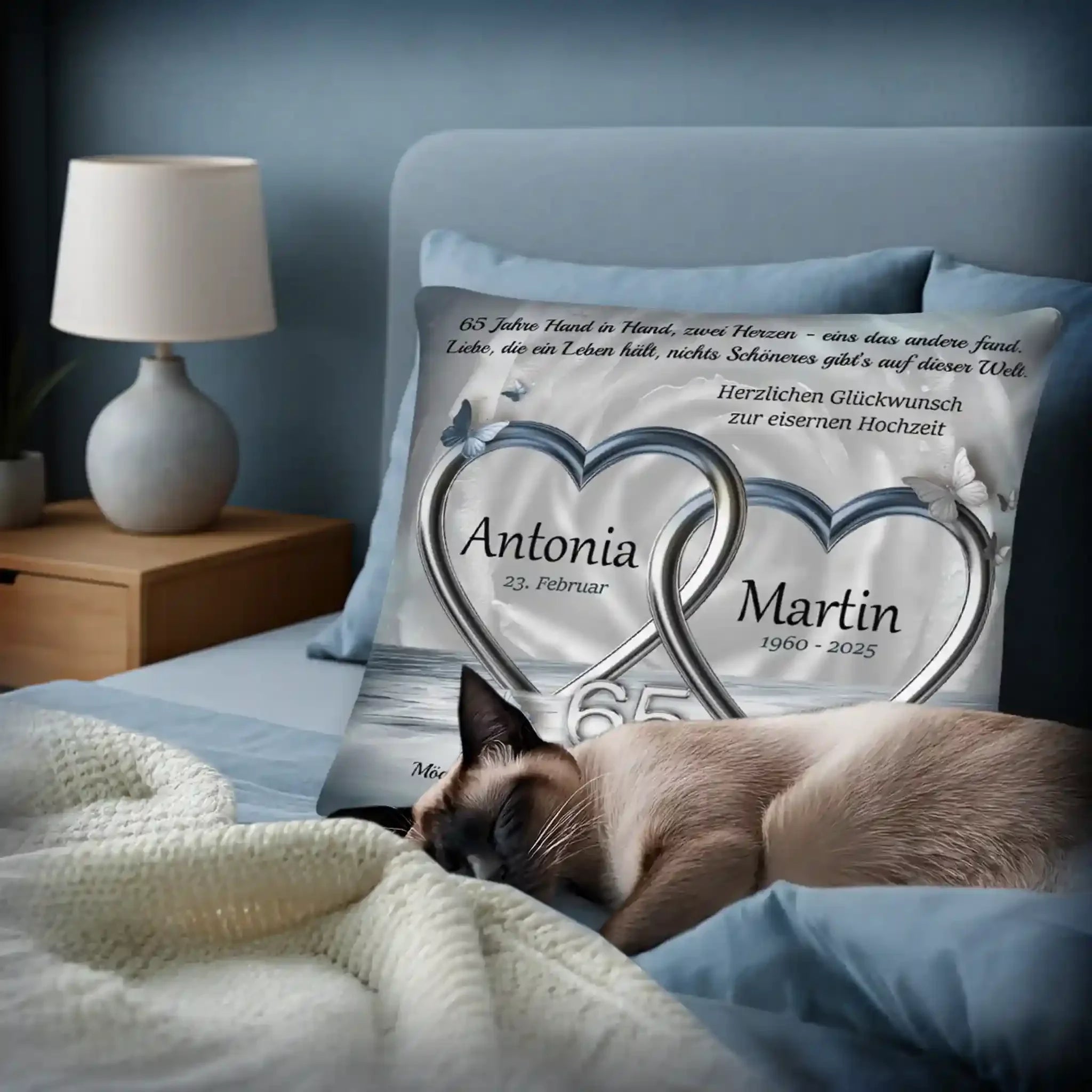 Eisenhochzeit Kissen mit Namen Antonia und Martin, zwei silberne Herzen, Katze im Bett