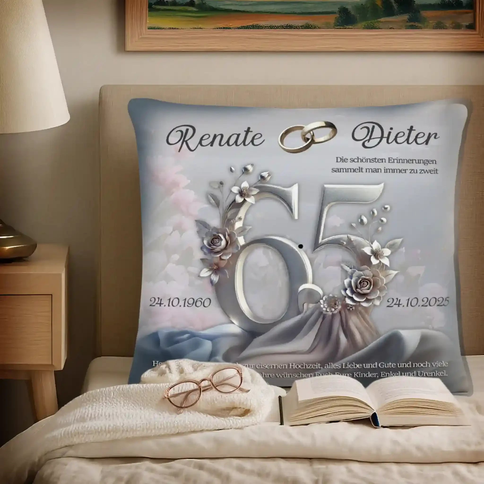 Personalisiertes Kissen zur Eisenhochzeit mit Blumendekor, silbernen Ringen und Jubiläumszahlen 65