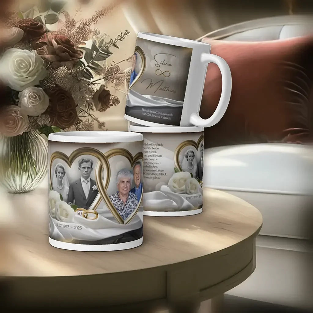 Goldhochzeit Tassen mit persönlichen Fotos, goldenen Herzen und Hochzeitsdatum auf Holztisch, Hintergrund Blumenstrauß.