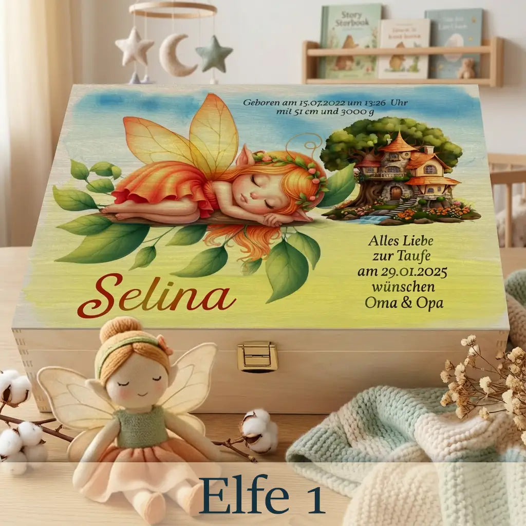 Personalisierte Holzbox mit schlafender Baby-Elfe, Feen, Eichhörnchen und Pilzen im Wald