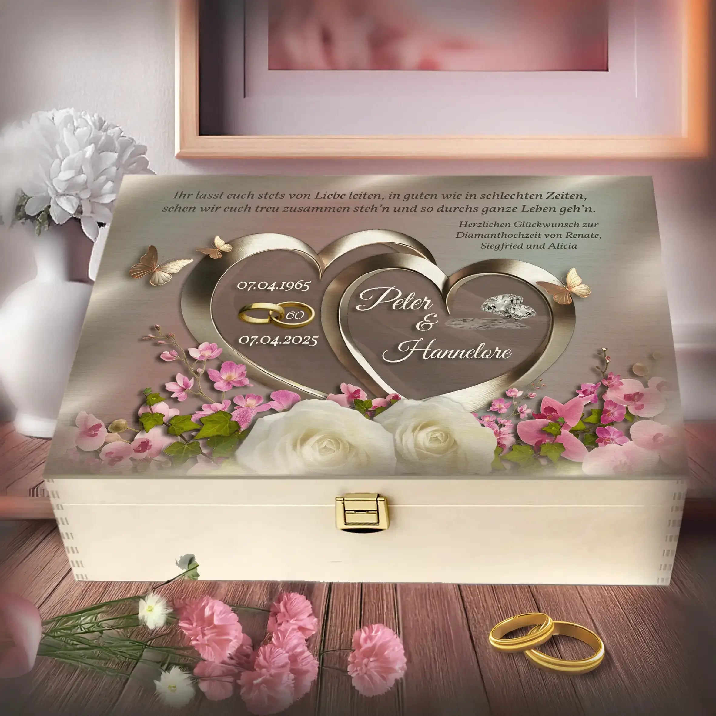 Personalisierte Holzbox zur Diamanthochzeit mit Gravur, Herzmotiv, Blumen und Eheringen