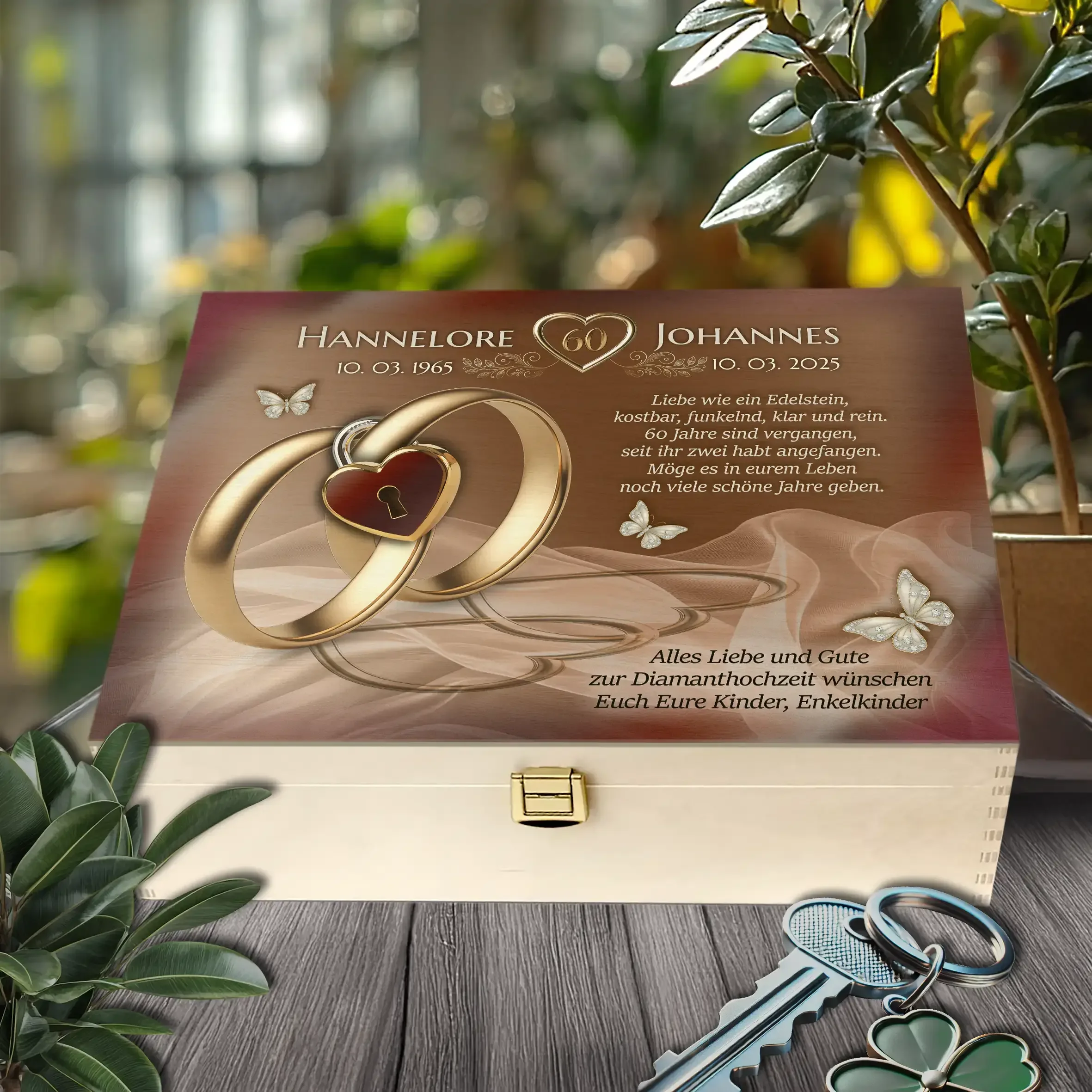 Holzbox zur Diamanthochzeit mit goldenen Ringen, Schmetterlingen und persönlicher Gravur