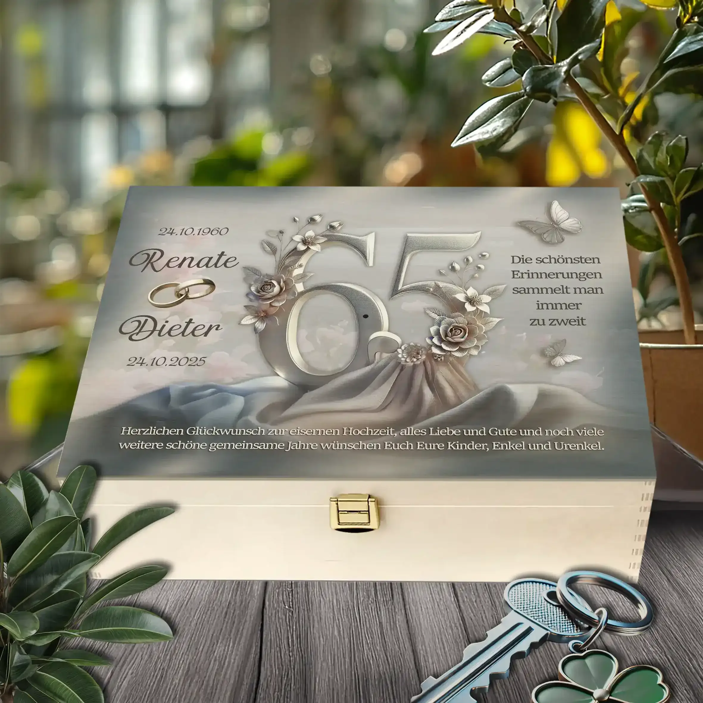 Holzbox zur eisernen Hochzeit mit 65 Jahre Motiv, Blumen, Ringen und Schmetterlingen, Geschenkidee.
