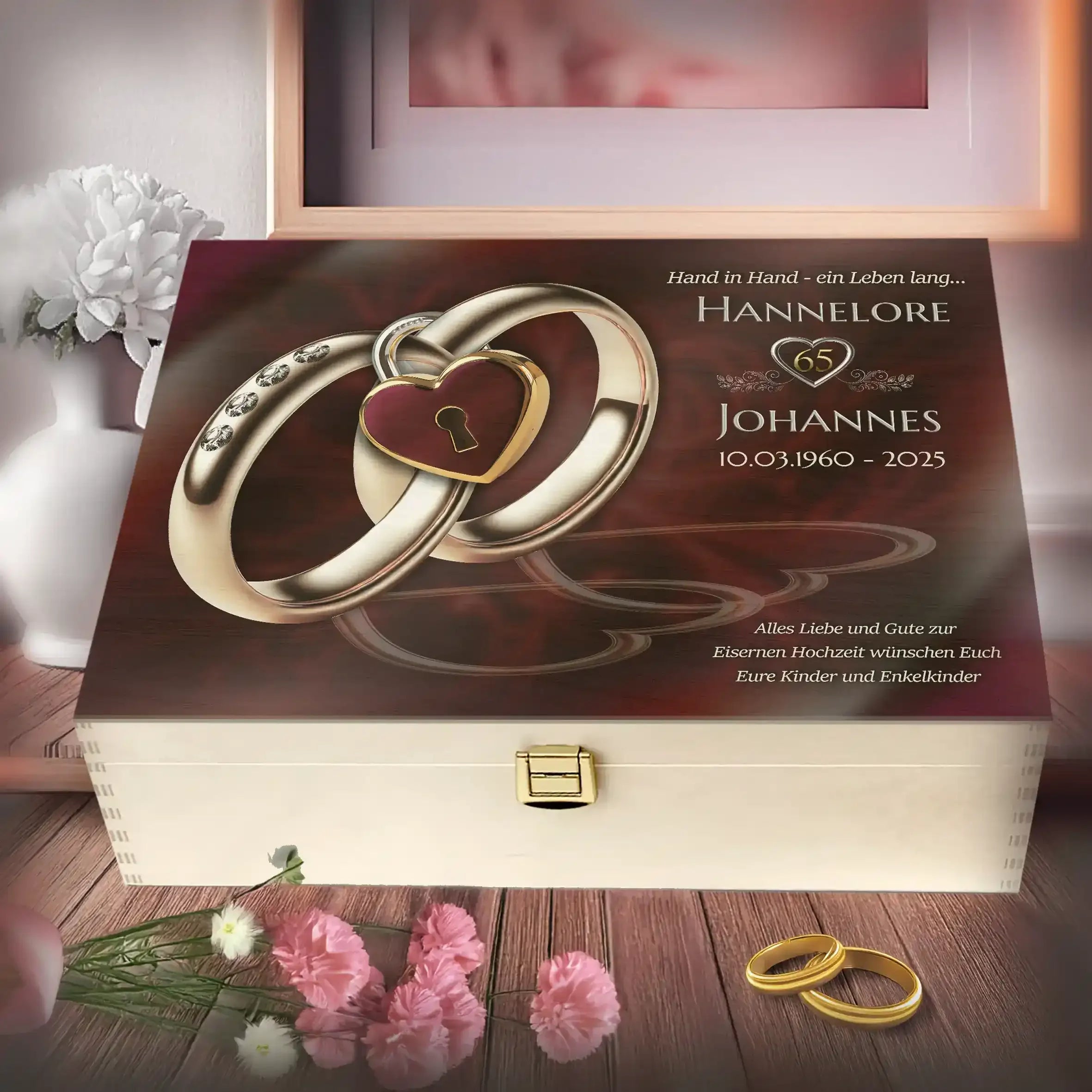 Personalisierte Holzbox zur Eisernen Hochzeit mit goldenen Ringen und Herzanhänger, Blumen, Geschenkidee