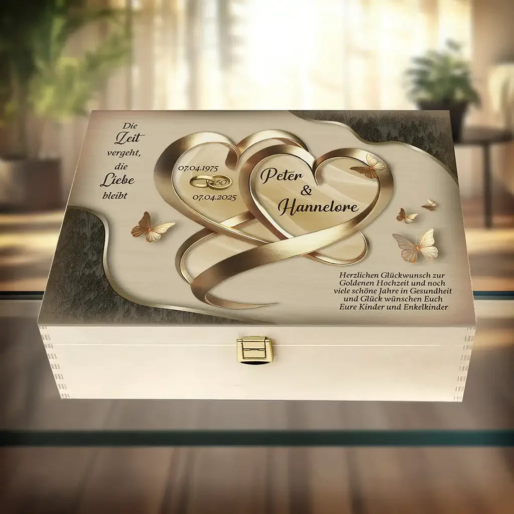 Holzbox zur Goldhochzeit mit Herzmotiv, goldenen Ringen und Schmetterlingen, personalisiert
