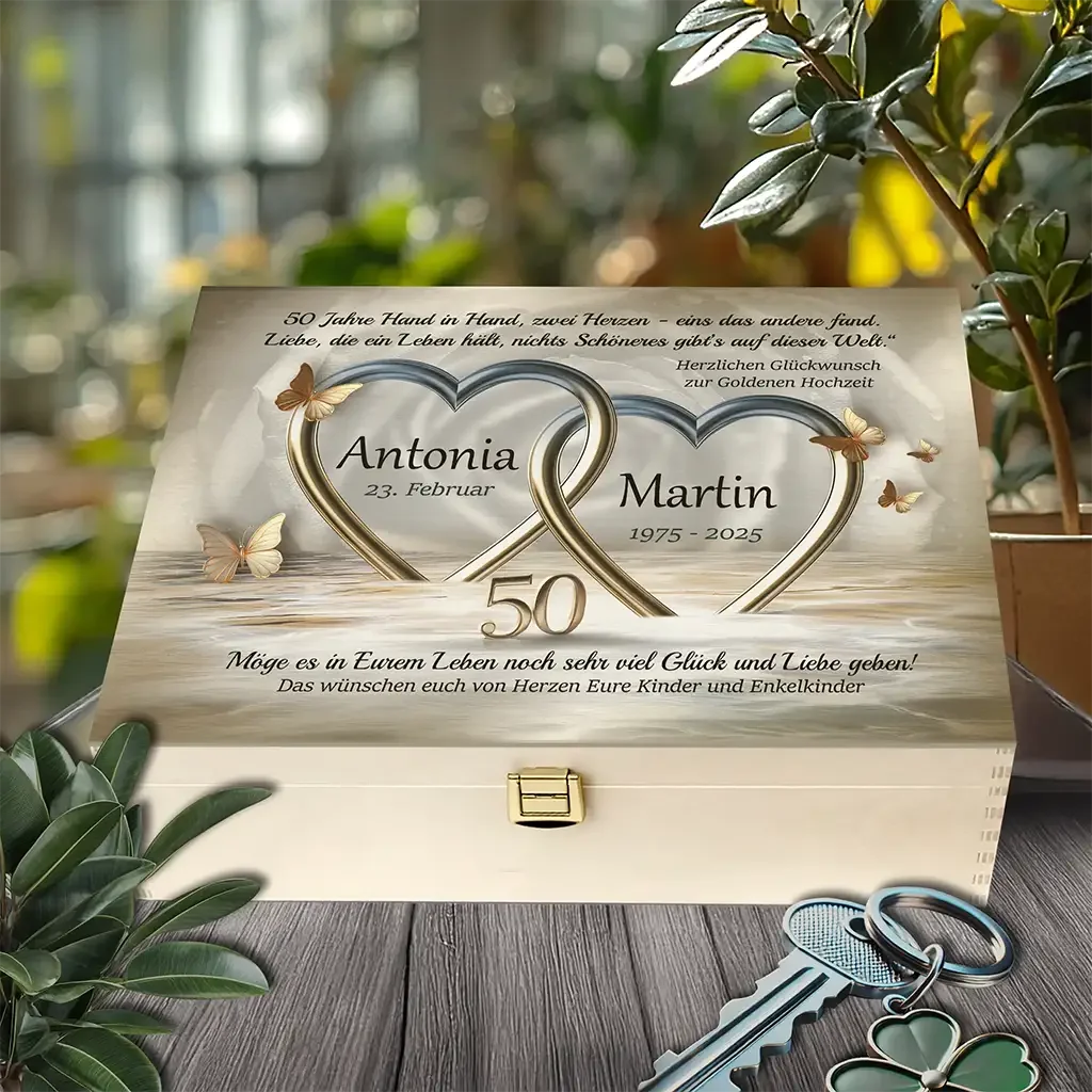Personalisierte Holzbox Goldhochzeit mit Herzen, Schmetterlingen und Gravur auf Holztisch