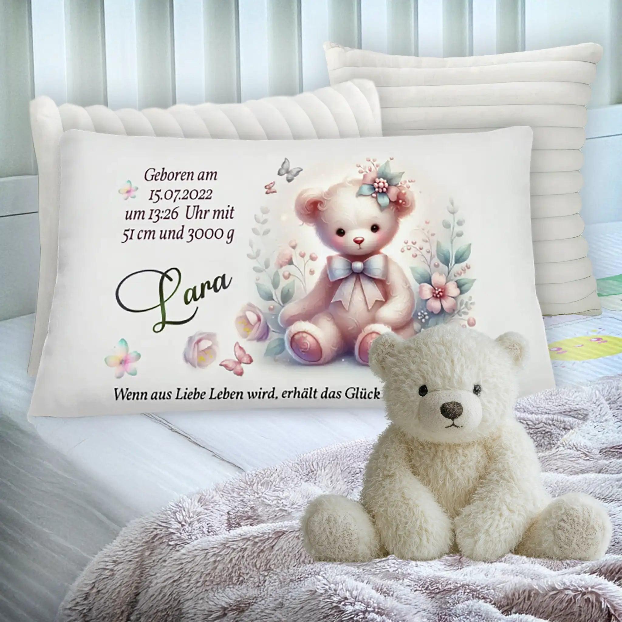 Personalisiertes Kissen mit Teddybär-Motiv, Geburtsdaten und Plüschbär im Babybett