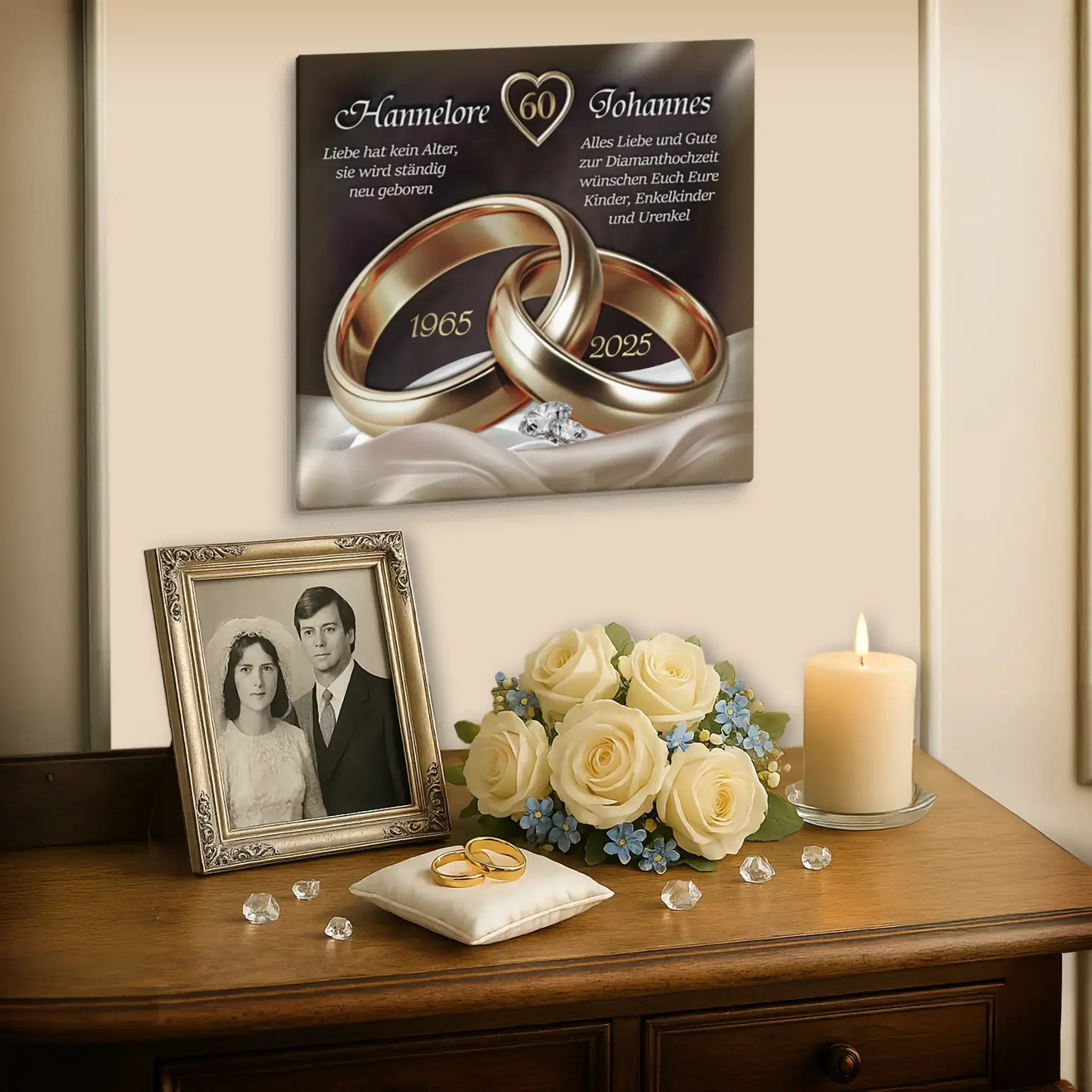 Leinwand zur Diamanthochzeit mit goldenen Ringen, Rosen, Kerze und Hochzeitsfoto auf Kommode.