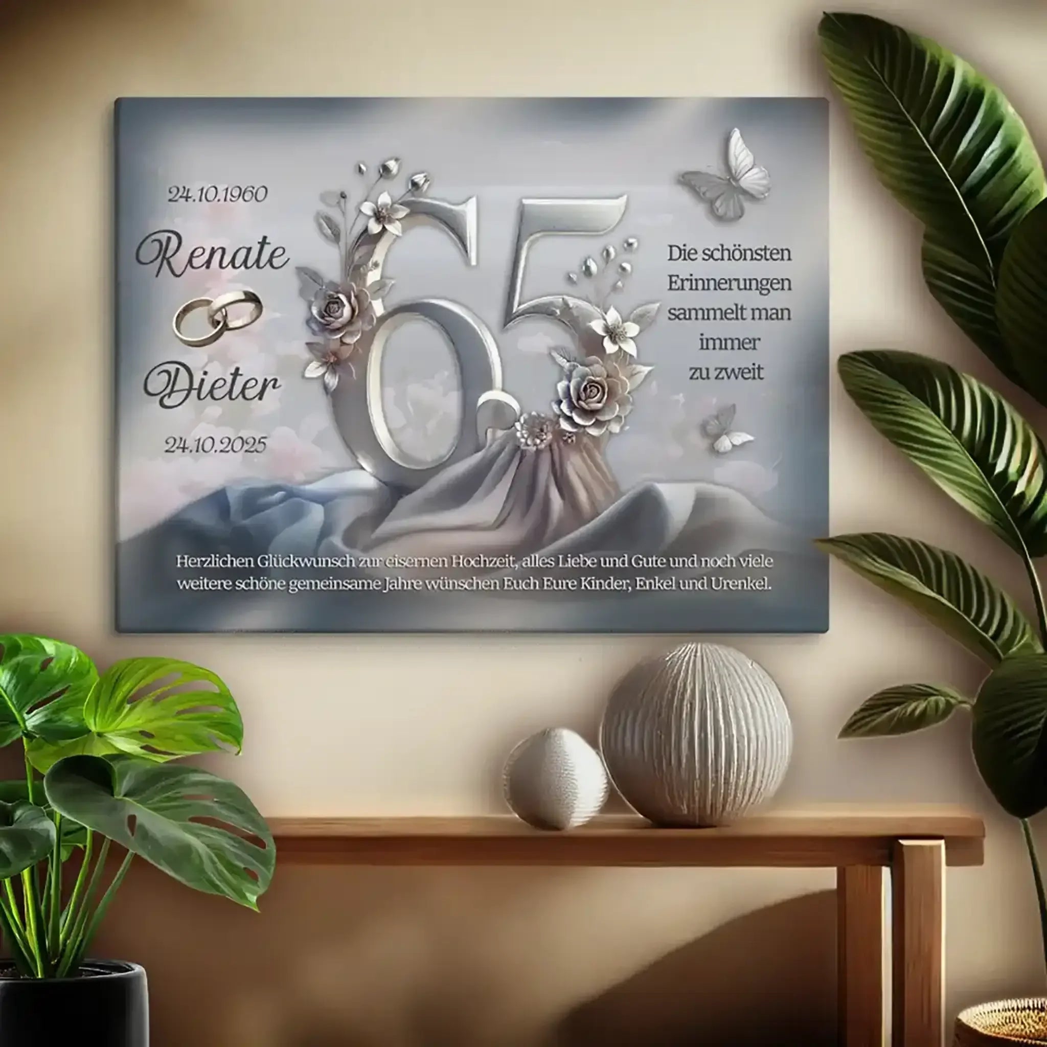 Leinwand zur eisernen Hochzeit mit silberner 65, Blumen, Schmetterlingen und Namensdaten, dekorativ im Raum