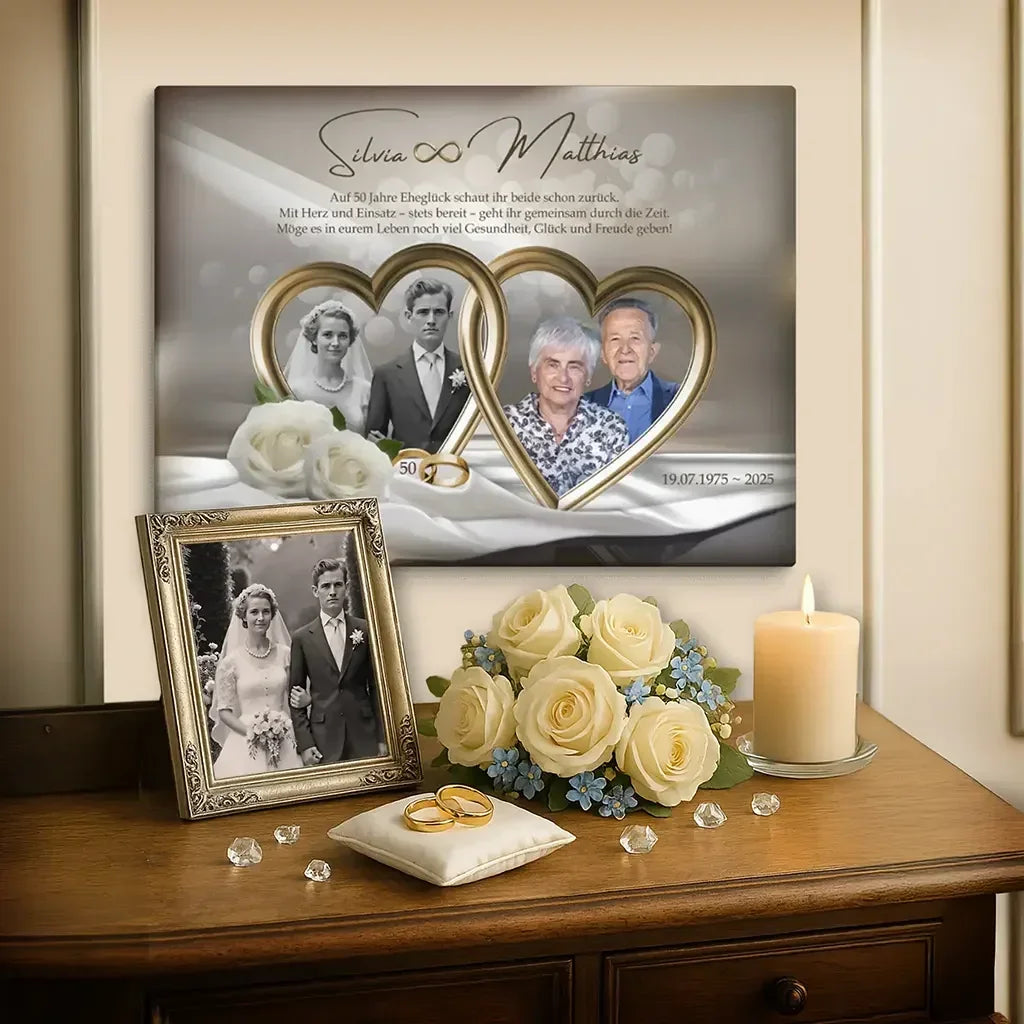 Personalisierte Leinwand zur Goldhochzeit mit Paarfotos, Rosen, Kerze und Eheringen auf Tisch