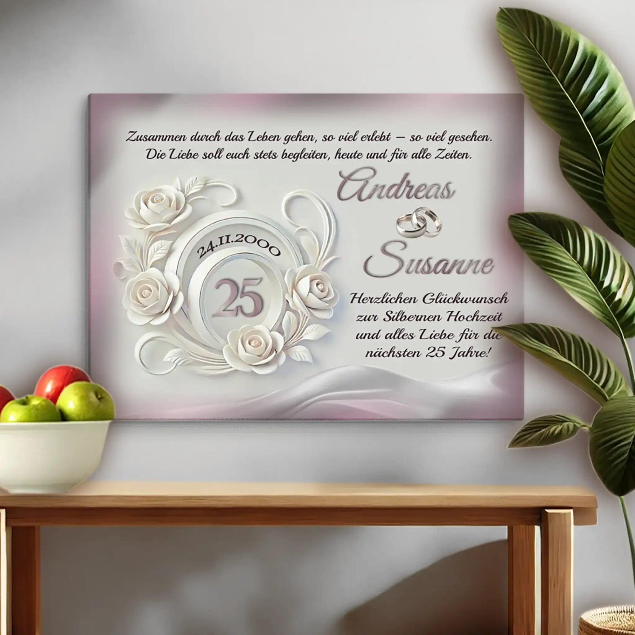 Leinwand Silberhochzeit mit Namen, Blumen, Ringen und Glückwunschtext, dekoriert im Wohnzimmer