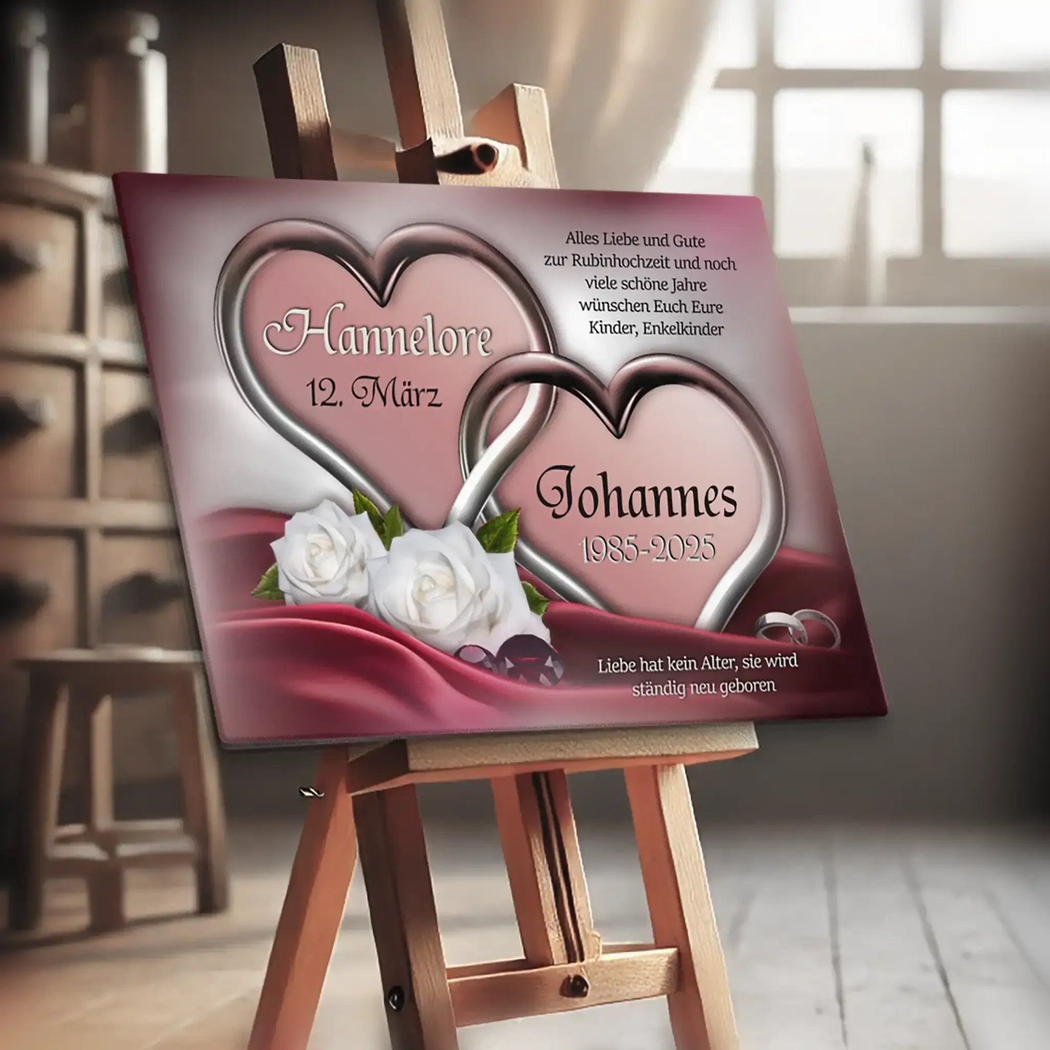 Leinwand zur Rubinhochzeit mit zwei silbernen Herzen, weißen Rosen und Personalisierung
