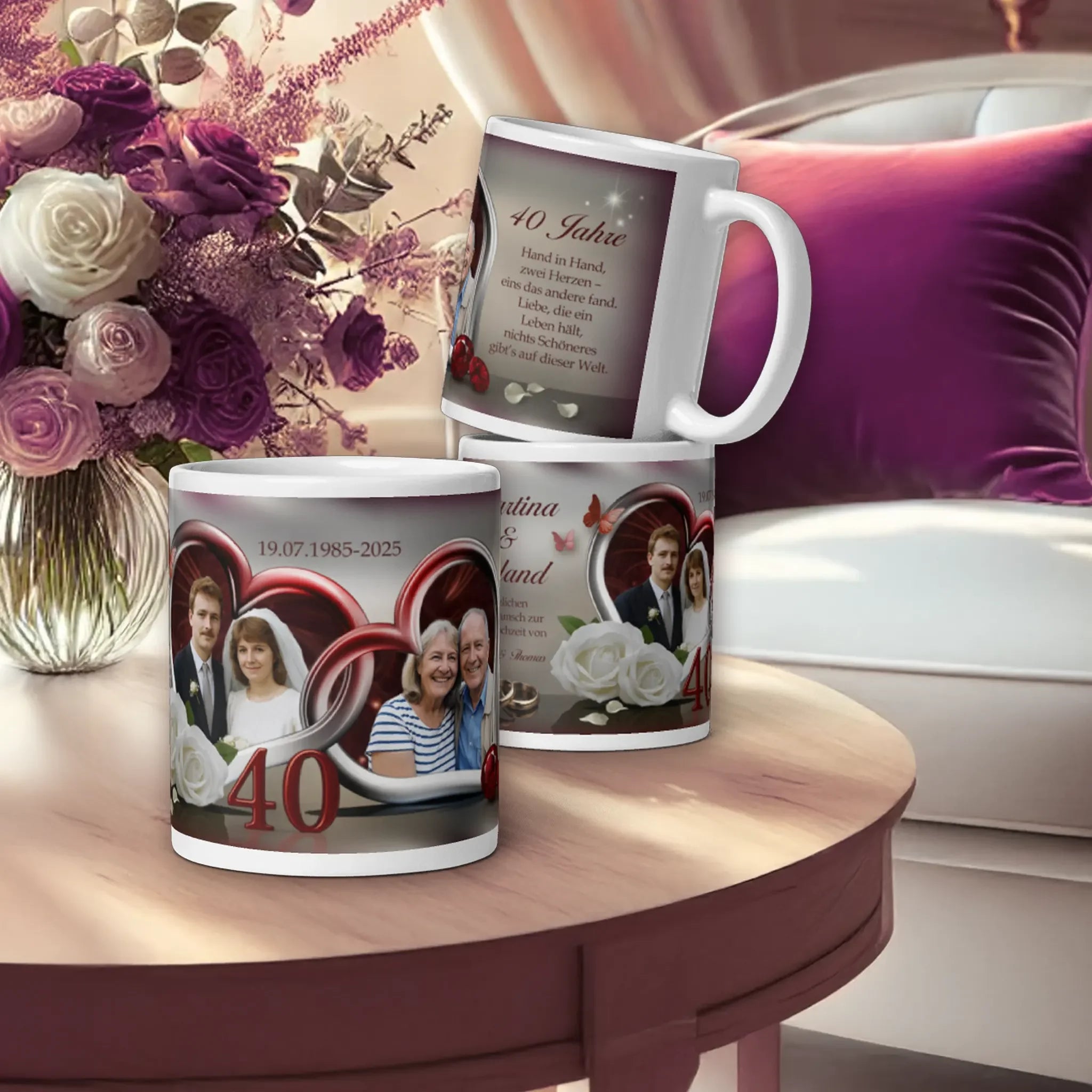 Rubinhochzeit Tassen mit roten Herzen, weißen Rosen und Fotos auf Holztisch, lila Blumen im Hintergrund