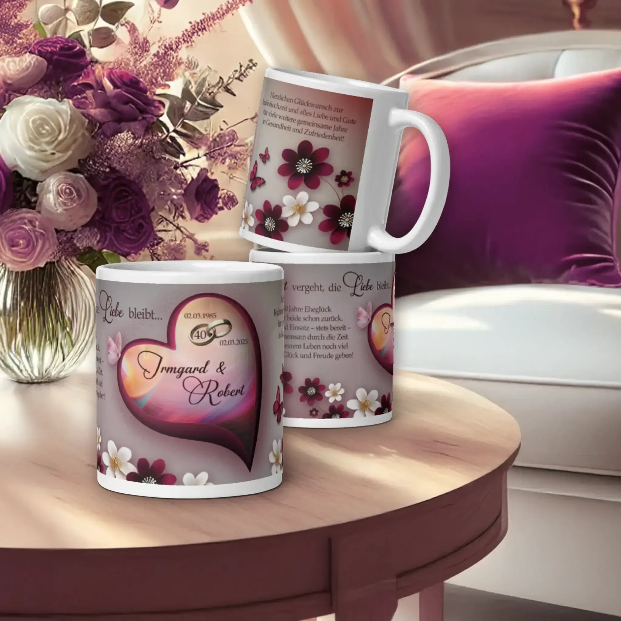 Rubinhochzeit Tassen mit Herz und Blumen, personalisiert, auf Tisch mit lila Blumenstrauß