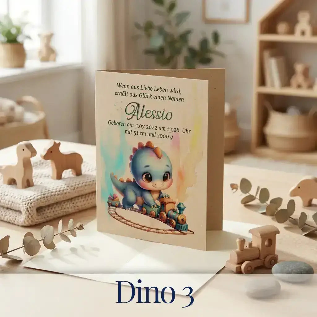 Personalisierte Baby-Grußkarte „Dino 3“ zur Geburt, mit niedlichem Dinosaurier auf Spielzeugzug, Name Alessio und Geburtsdaten – individuelles Geschenk für Neugeborene, Junge – Fotomockup in modernem Kinderzimmer.