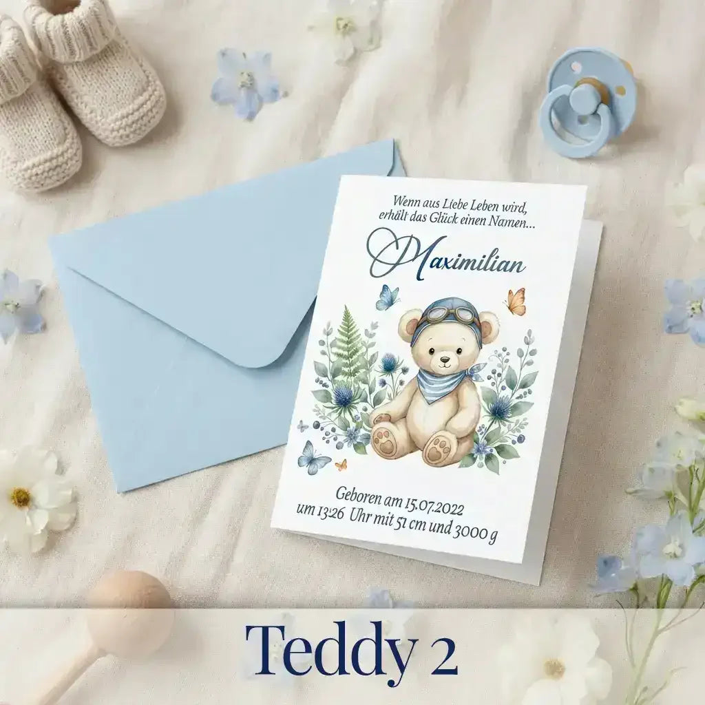 Personalisierte Geburtskarte für Jungen mit süßem Teddy im Waldmotiv, Blüten und Schmetterlingen, Name Maximilian und Geburtsdaten individuell – liebevolle Karte als Geschenk zur Geburt oder Taufe