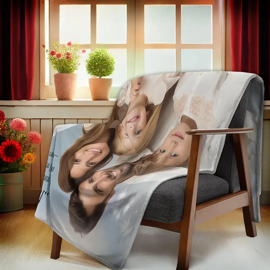 Personalisierte Fotodecke auf Sessel vor Fenster mit Pflanzen und Blumen, Wohnzimmer-Deko