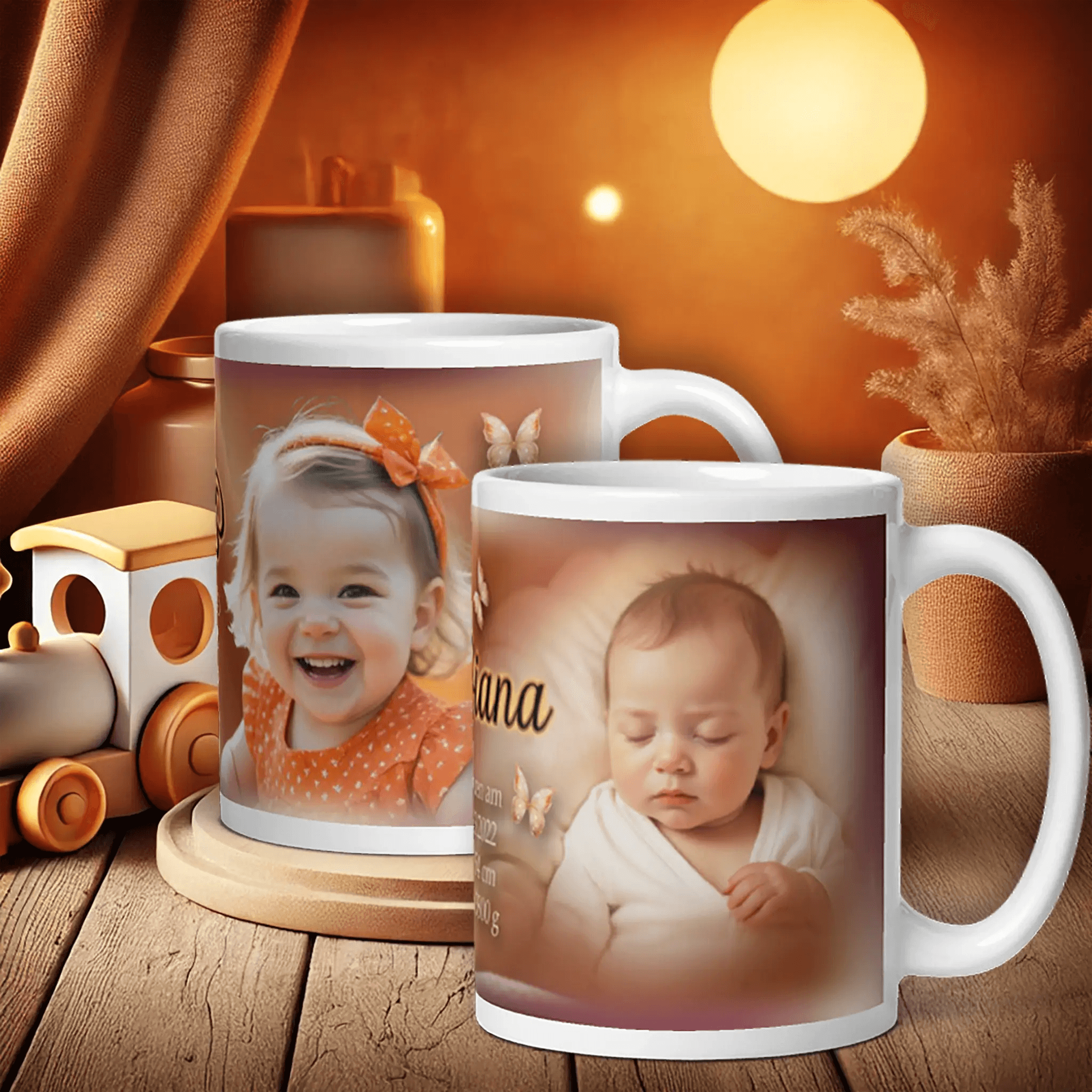 Personalisierte Tassen mit Babyfoto und Namen, Geschenk zur Geburt, auf Holztisch dekoriert.