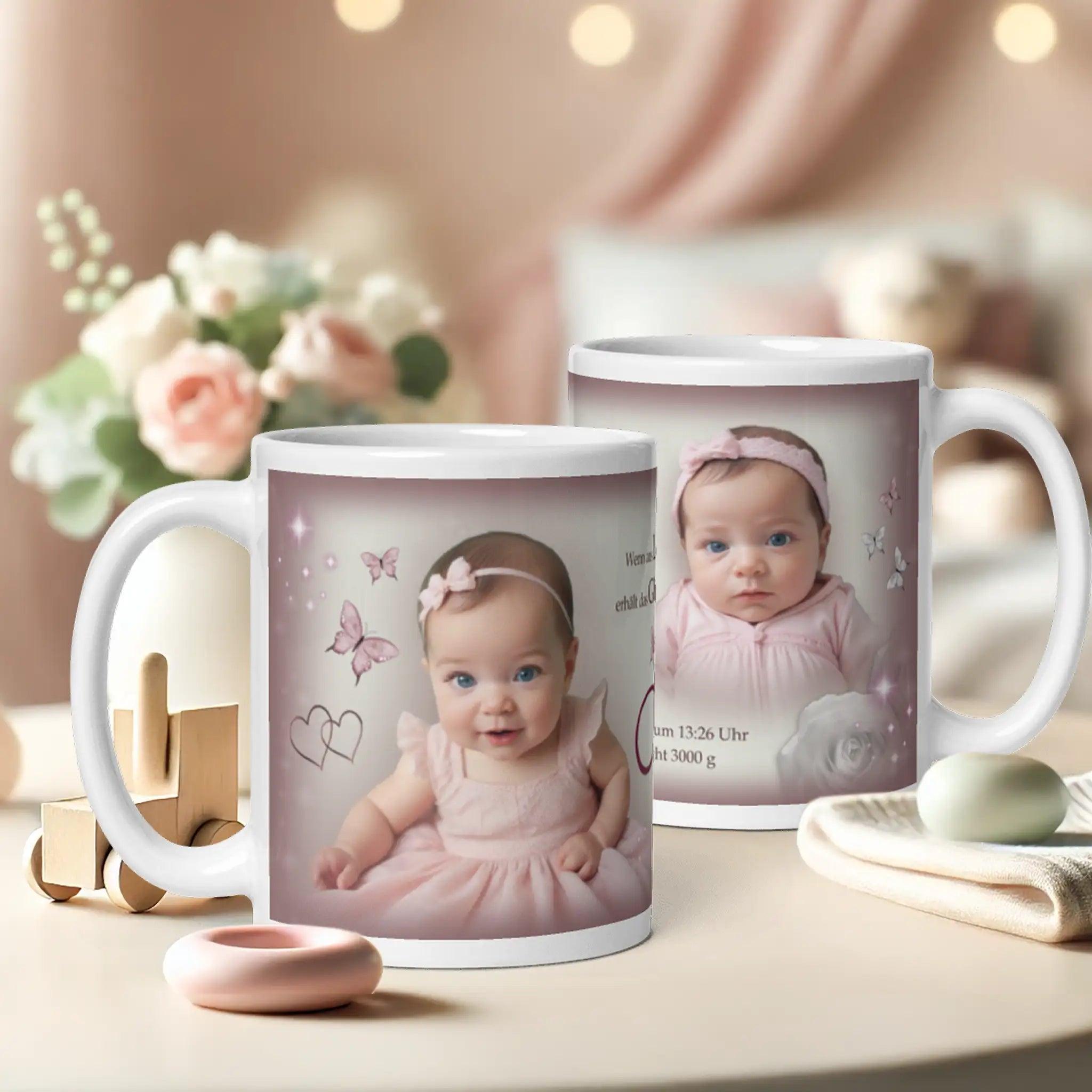 Personalisierte Tasse mit Foto von Baby in rosa auf hell dekoriertem Tisch, Geschenk Geburt