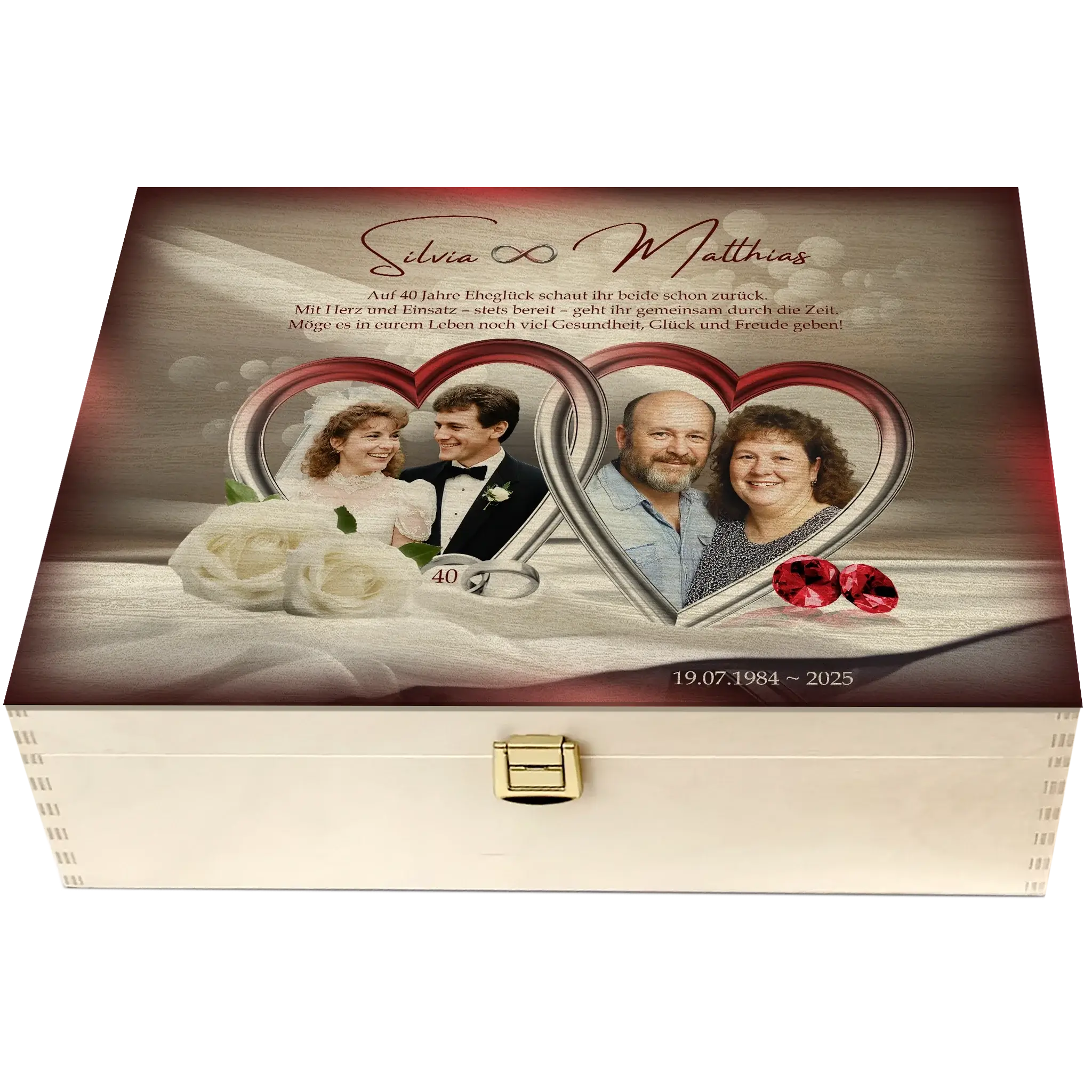 Rubinhochzeits-Box mit Foto des Ehepaars, weißen Rosen und zwei Herzen als Symbol der Liebe