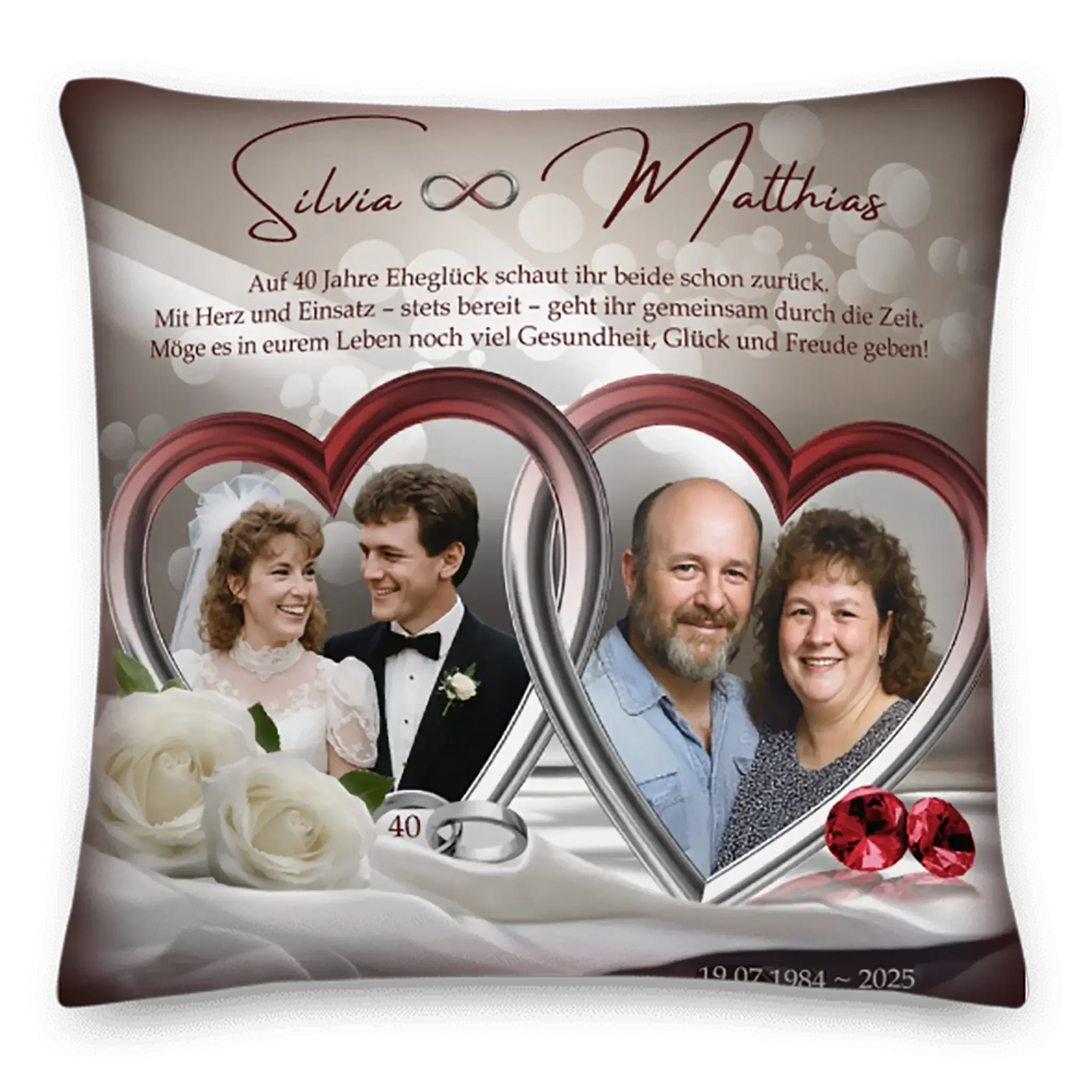 Personalisierte Kissen zur Rubinhochzeit mit Fotos des Ehepaars, Herzen und weißen Rosen.