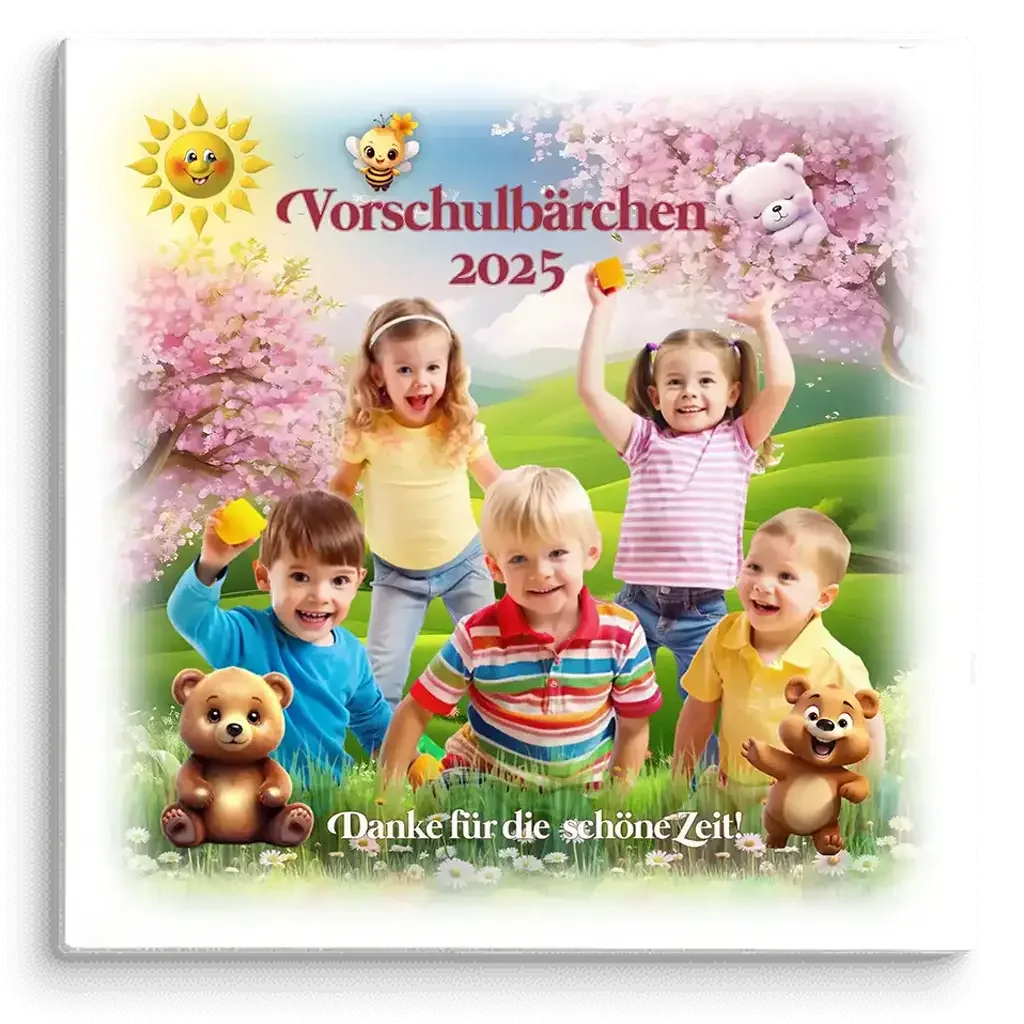 Fröhliche Kindergruppe im Kindergarten vor blühenden Bäumen mit Bärenmotiven, Vorschulbärchen 2025.