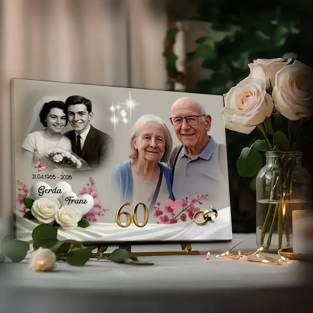 acrylglasbild zur Diamanthochzeit mit Fotos von Damals und Heut. Auf einer Staffelei angelehnt neben einem Strauß Rosen.