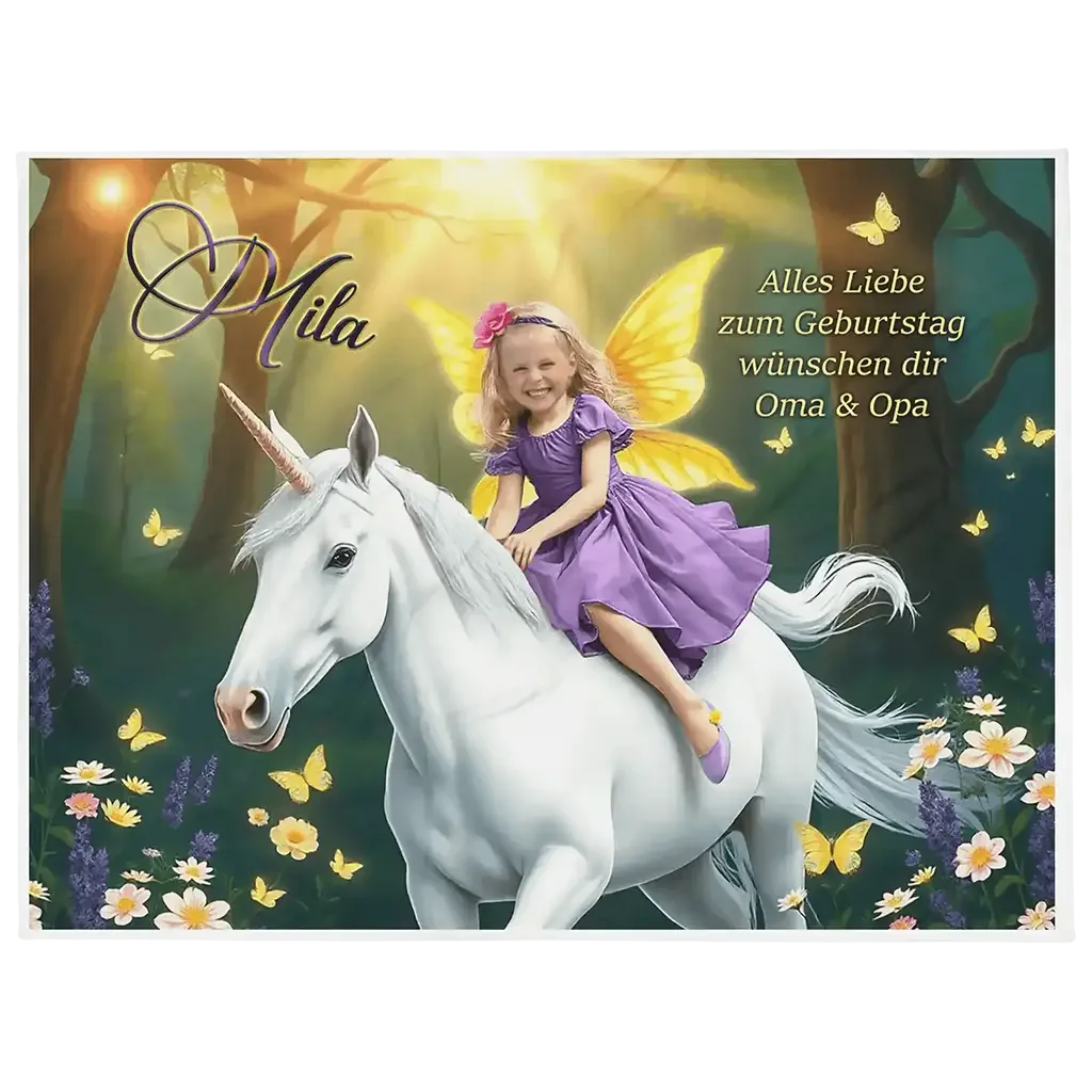 Mädchen mit Flügeln auf Einhorn, lila Kleid, magischer Wald, Geburtstagsdecke, Name Mila