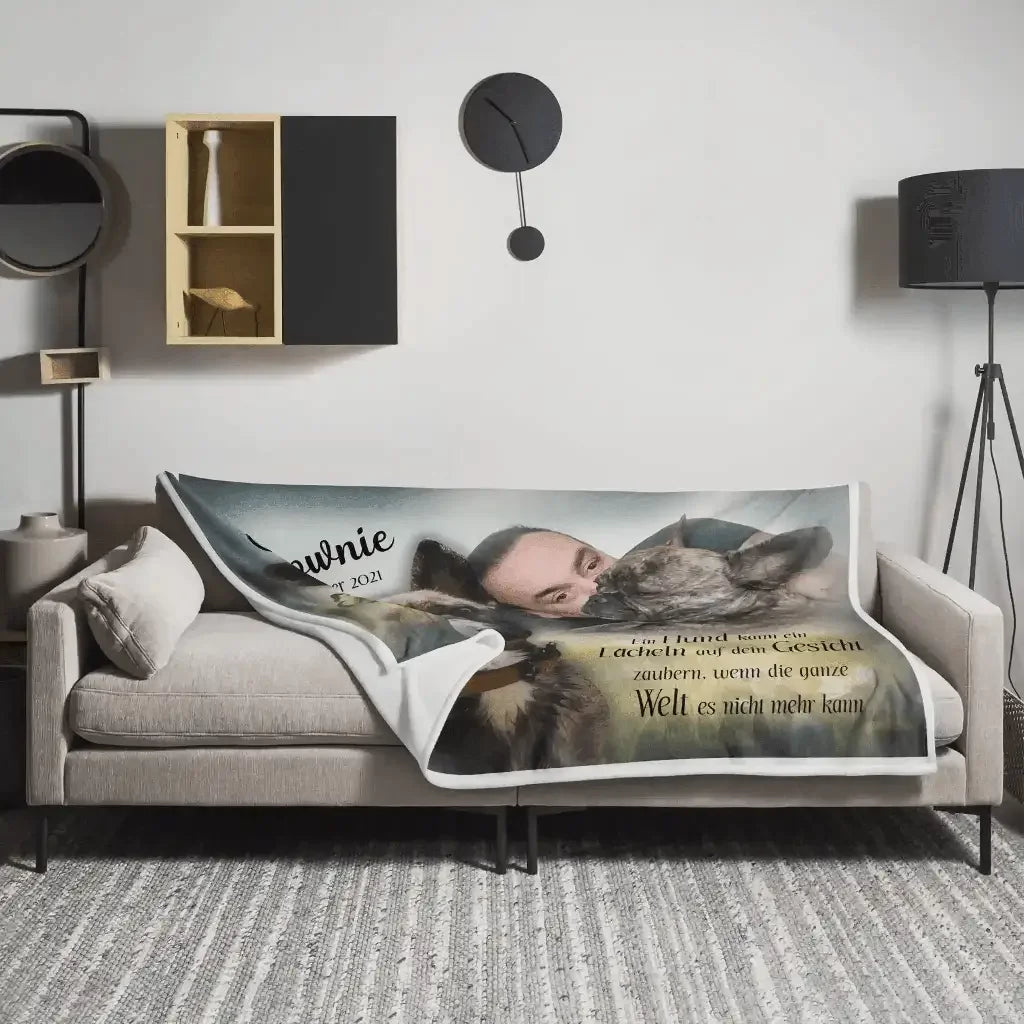 Personalisierte Haustierdecke mit Foto von Mann und Hund auf Sofa im modernen Wohnzimmer