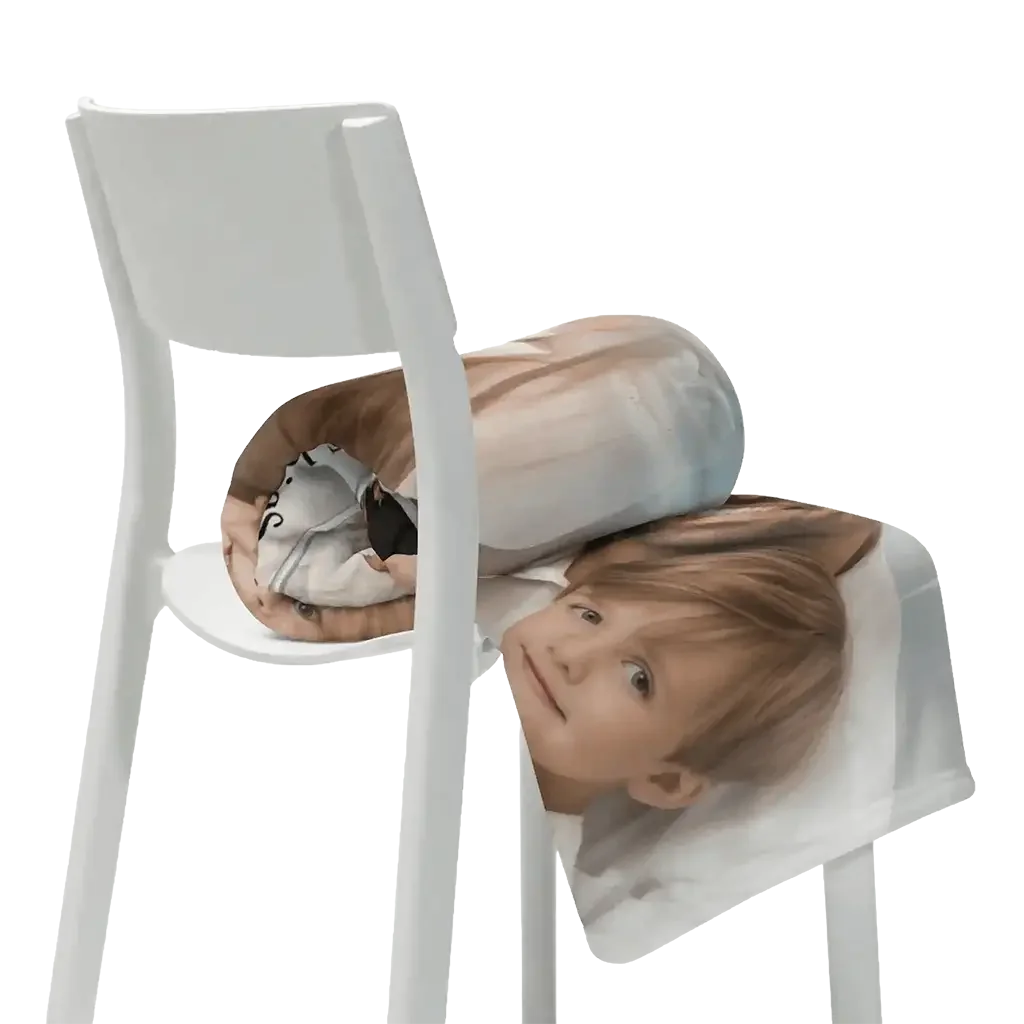 Personalisierte Fotodecke mit Kinderfoto auf weißem Stuhl, Geschenkidee individuelle Decke