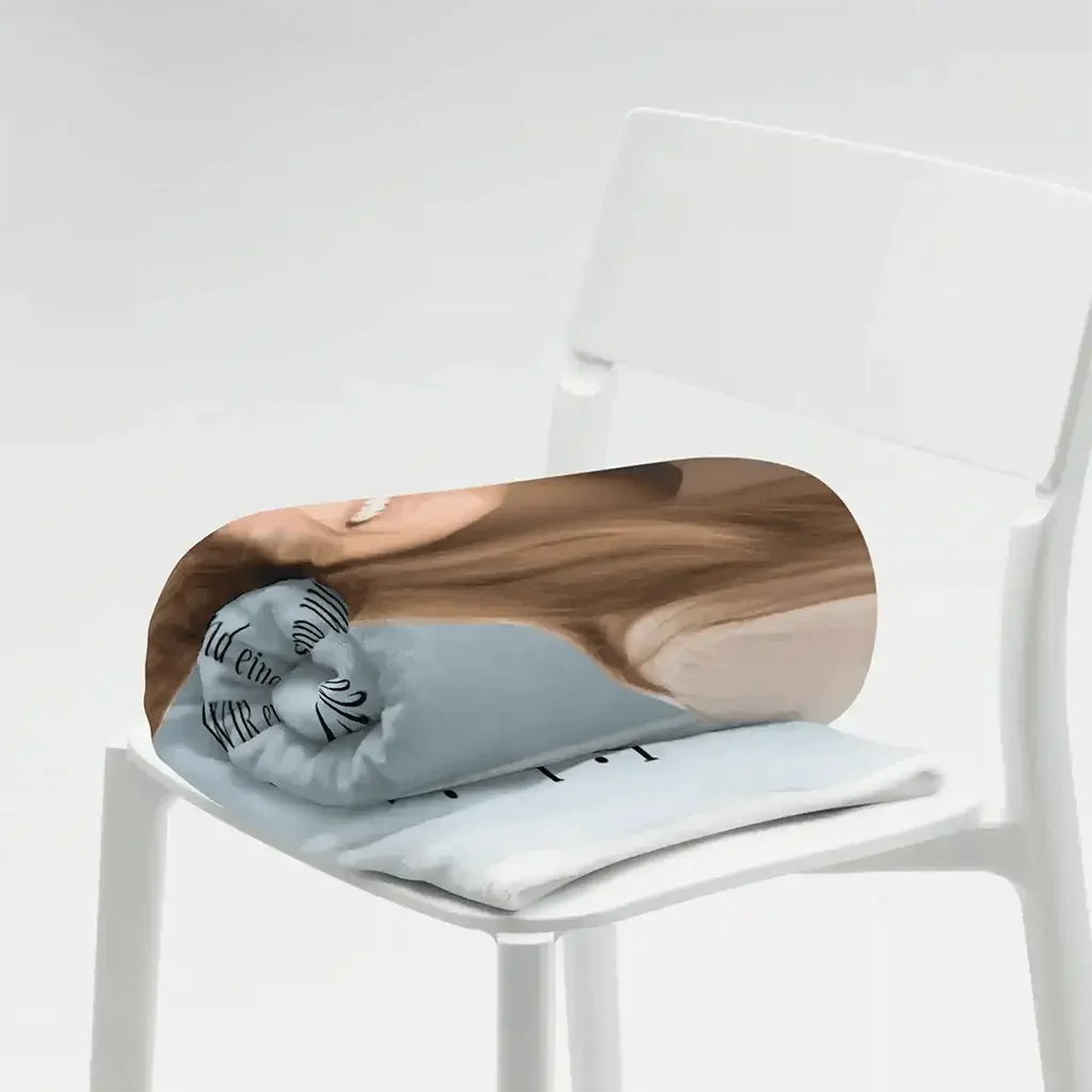 Personalisierte Decke zur Silberhochzeit auf weißem Stuhl, Geschenkidee